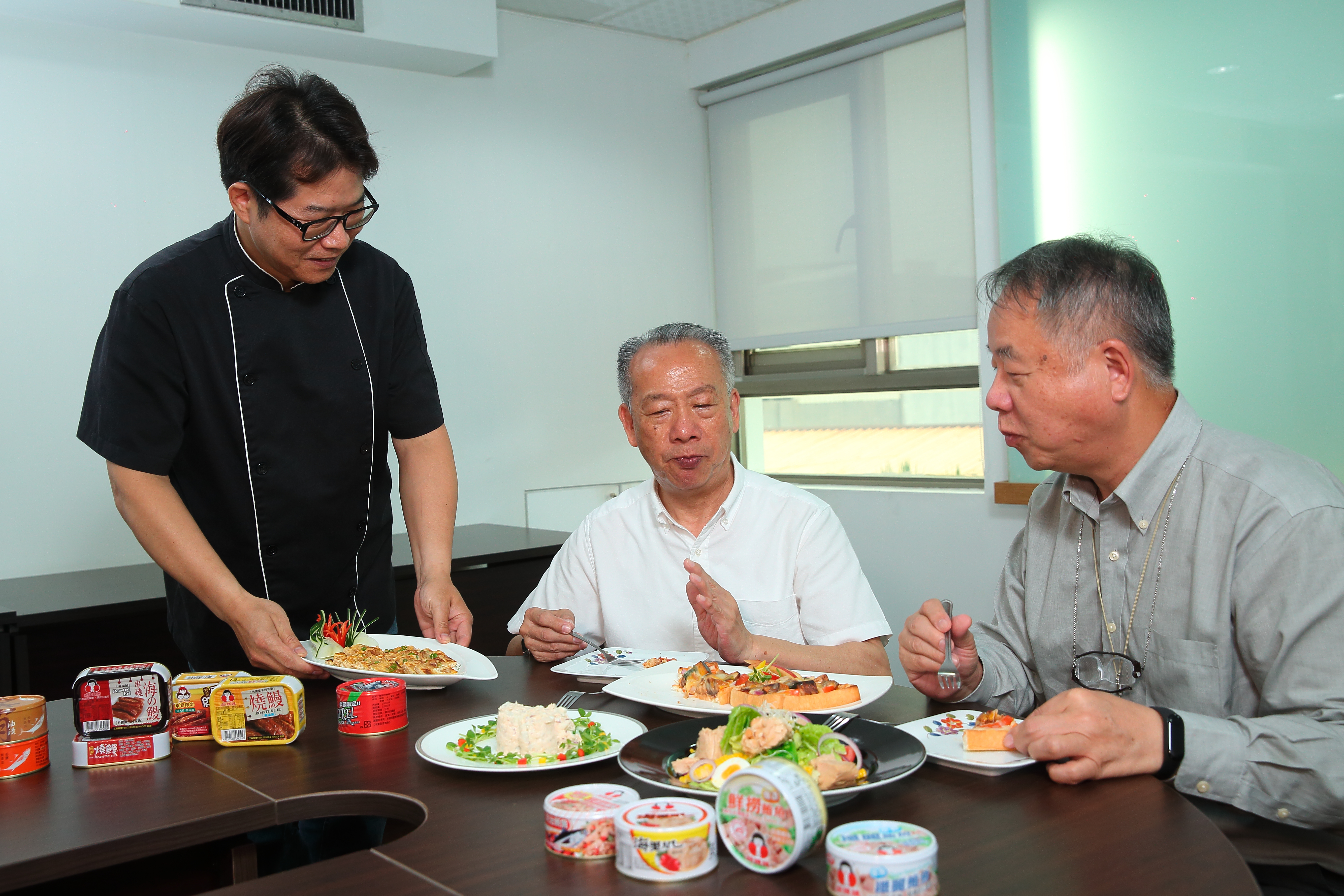 吳天賜（右）與吳宗賢（中）皆會參與罐頭口味研發會議，挖角五星飯店主廚，推廣罐頭料理化。