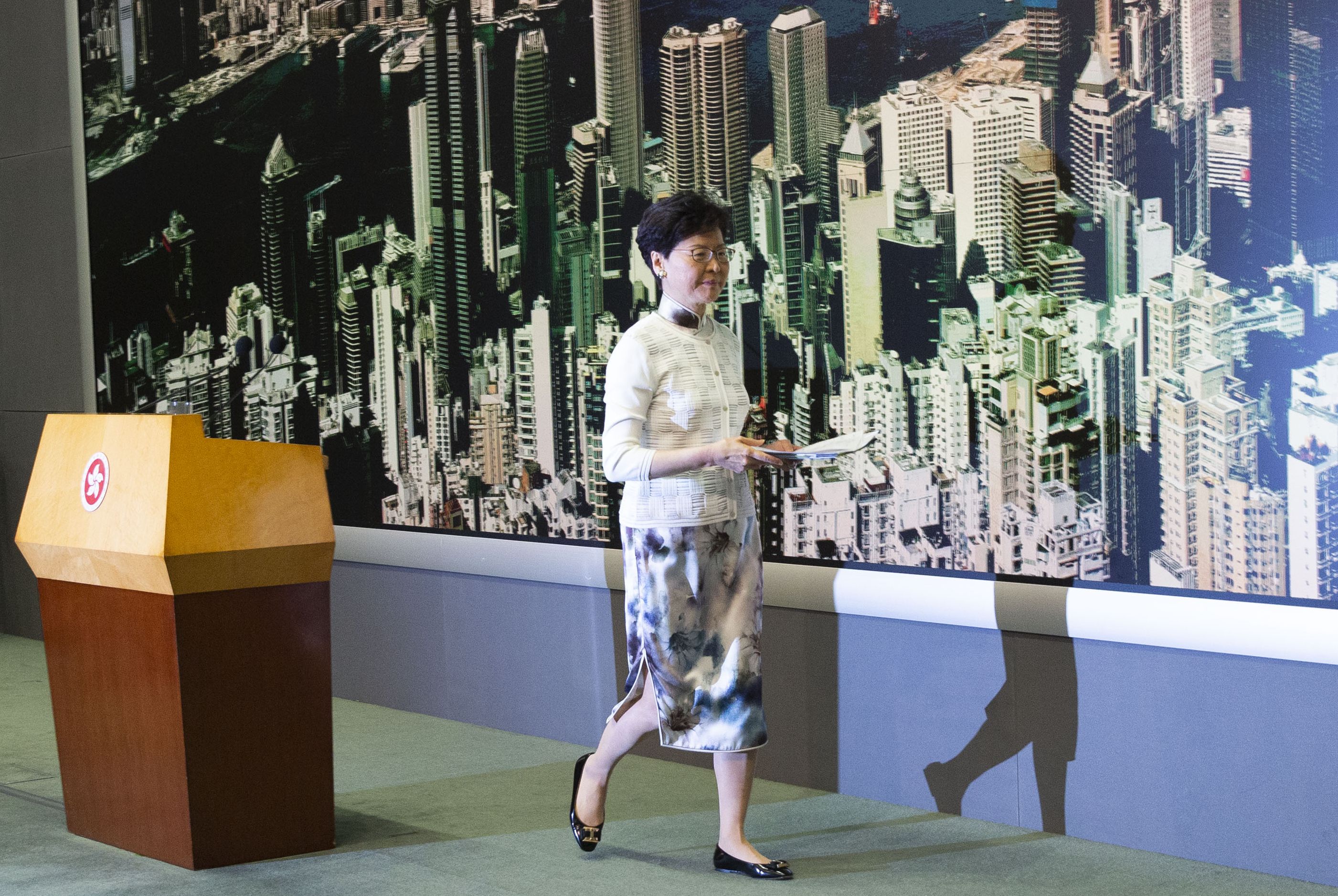 香港特首鄭林月娥在大規模街頭抗爭後，在週日發表道歉聲明。