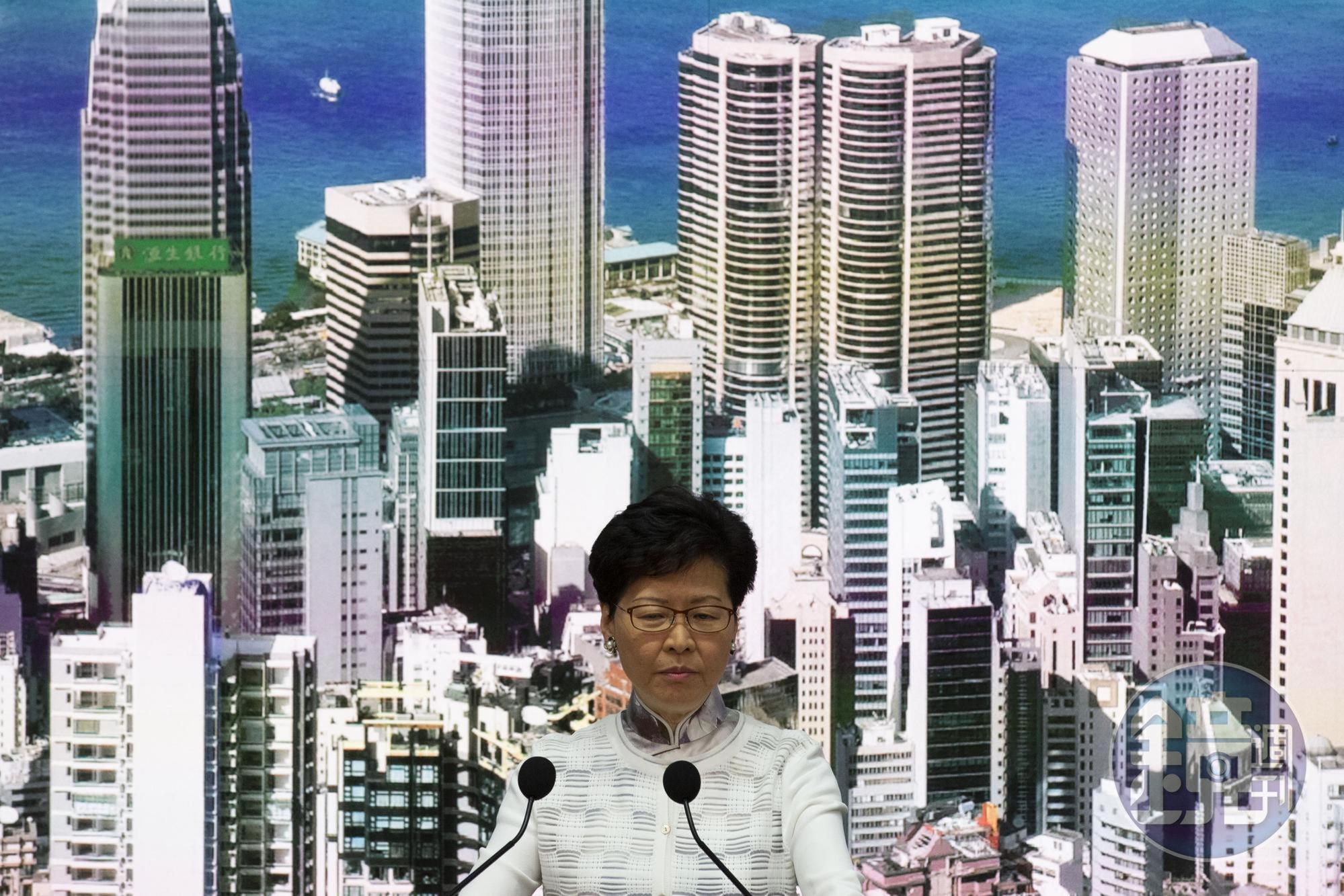 經過三波大規模抗議，香港特首林鄭月娥今晚罕見致歉，並宣布停止修訂《送中條例》。