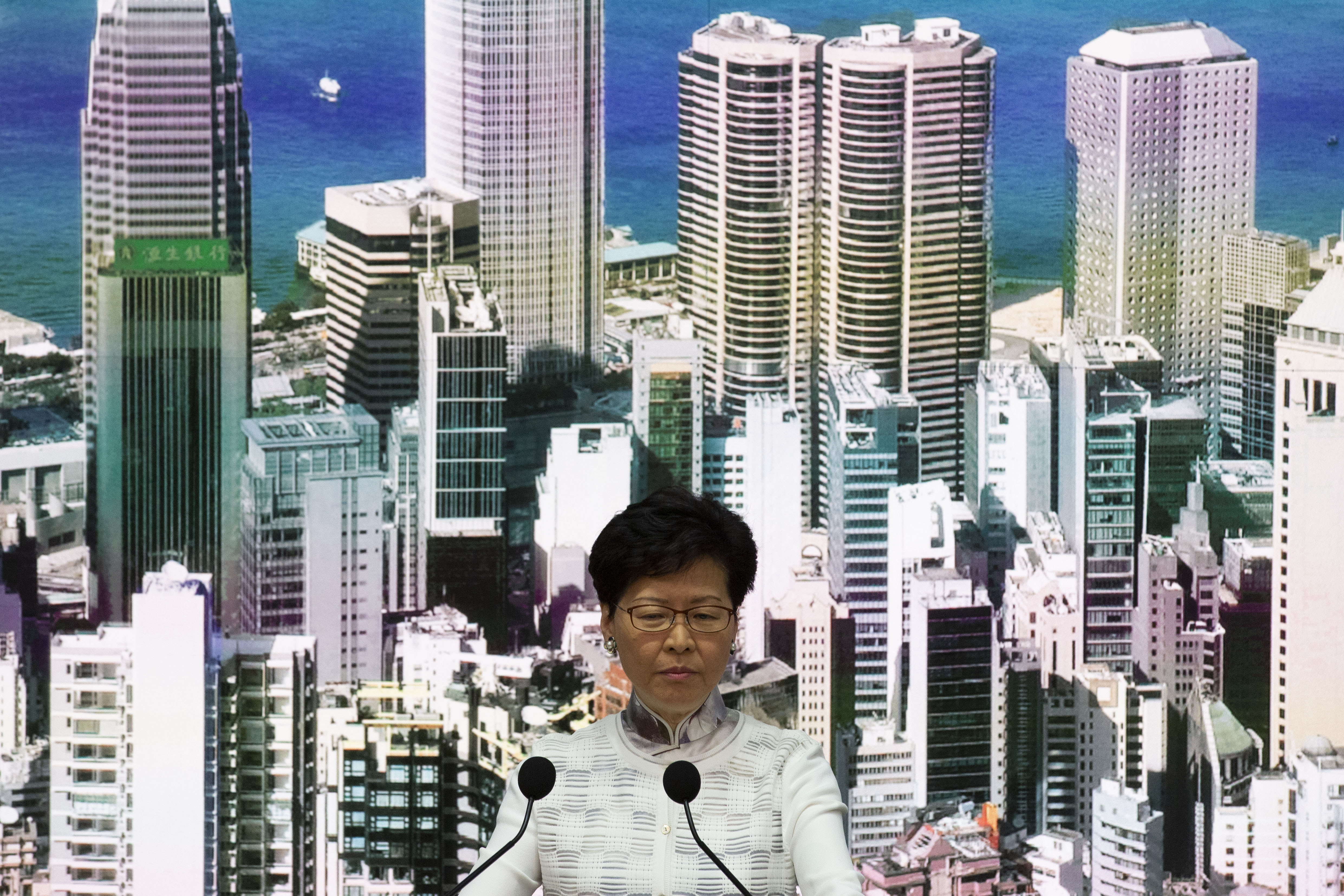 經過三波大規模抗議，香港特首林鄭月娥今晚罕見致歉，並宣布停止修訂《送中條例》。