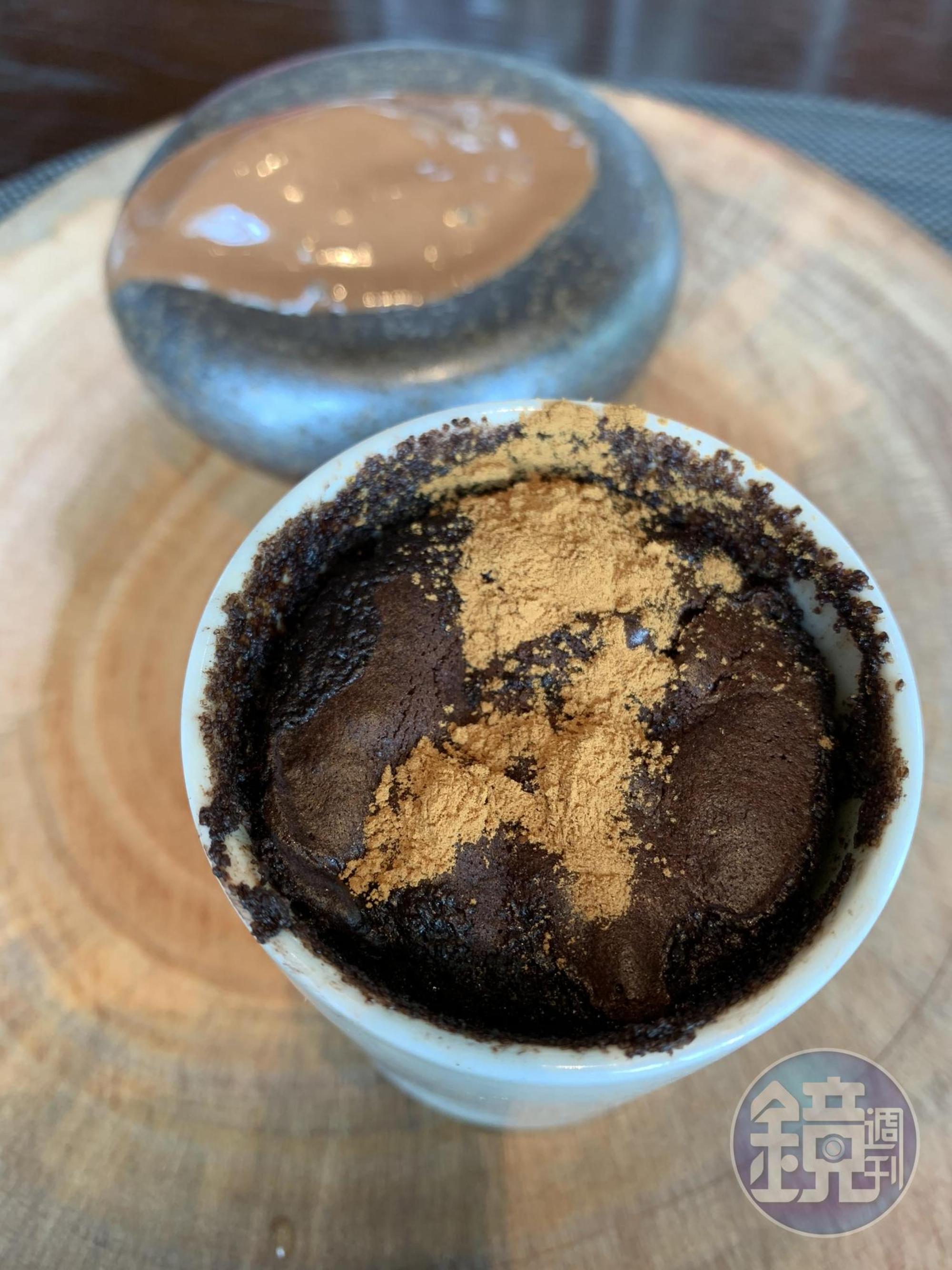 甜點「巧克力舒芙蕾」入口有肉桂的濃郁氣味，接著是黑巧克力的苦甜與奶油香。