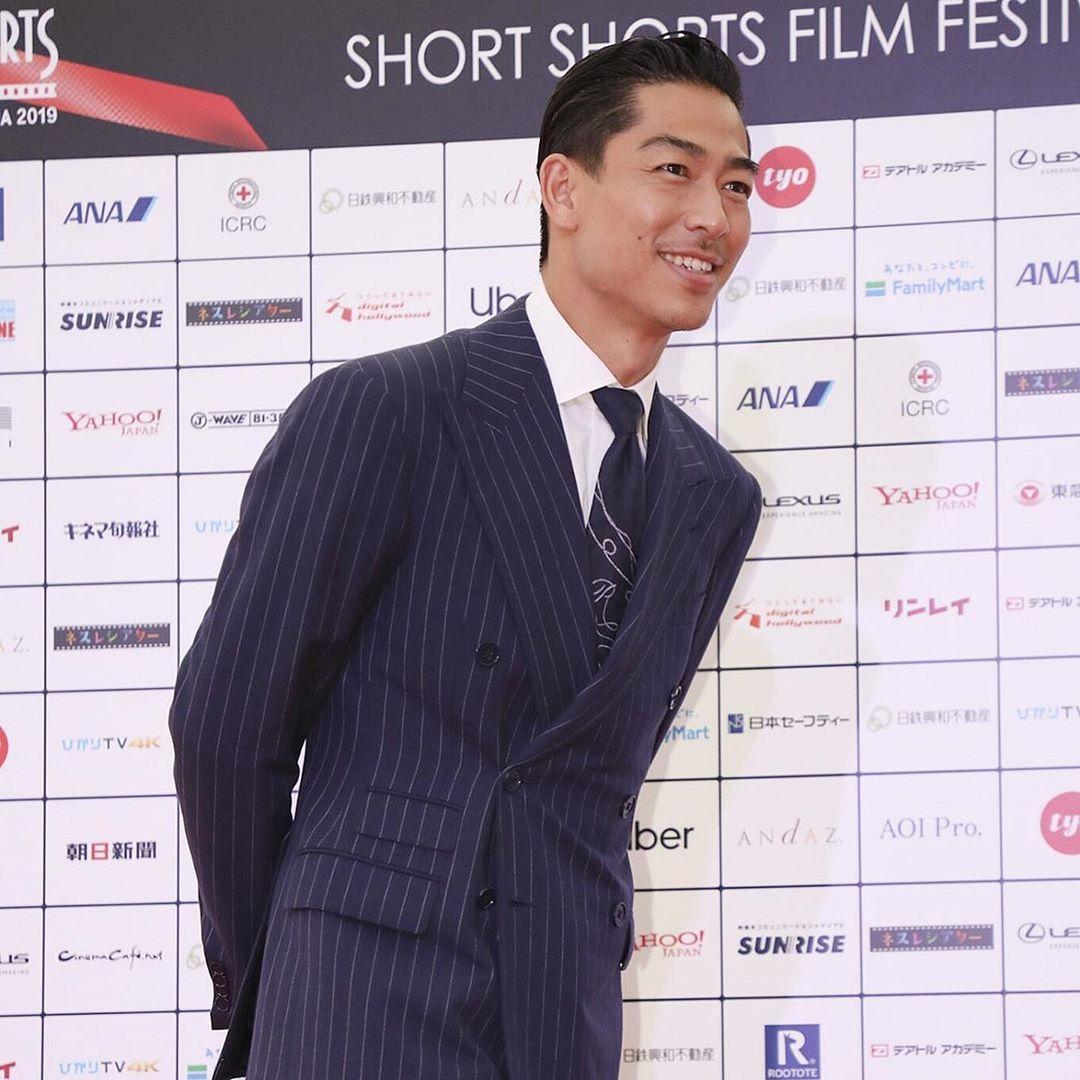 Akira 出席影展穿著一身RALPH LAUREN 藍色西裝,臉上都是藏不住的幸福。(翻攝Akira IG)