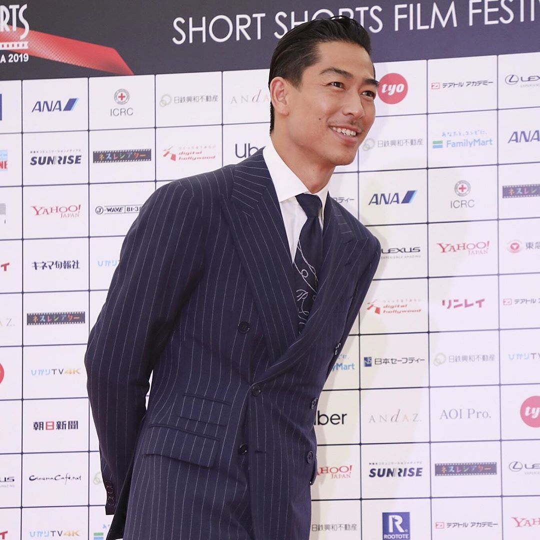 Akira 出席影展穿著一身RALPH LAUREN 藍色西裝,臉上都是藏不住的幸福。(翻攝Akira IG)