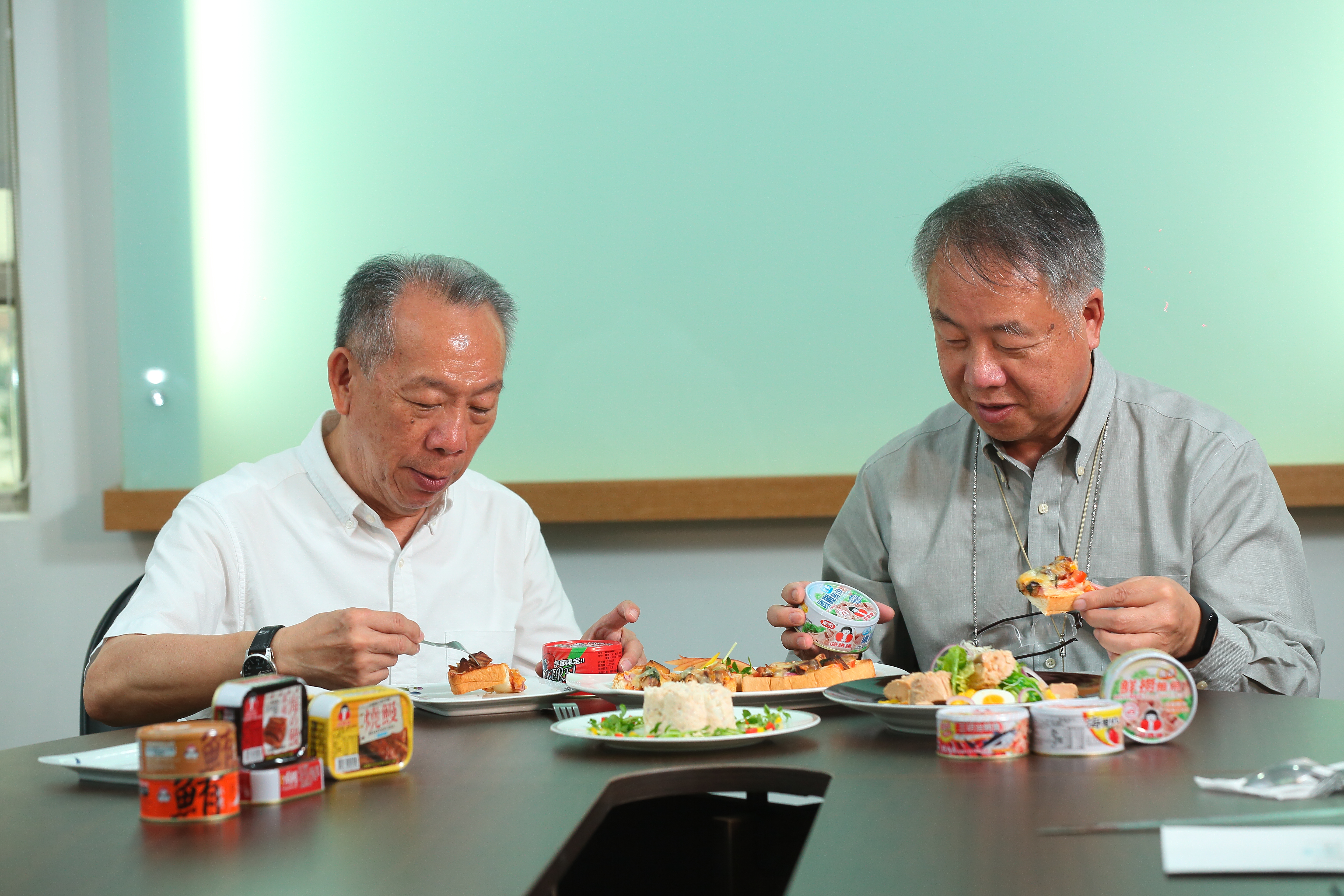 吳天賜（右）與吳宗賢（左）兄弟齊心，帶領東和食品二度轉型，拚成國內最大鯖魚出口商與業務用內銷魚罐頭龍頭，年營收12億元。