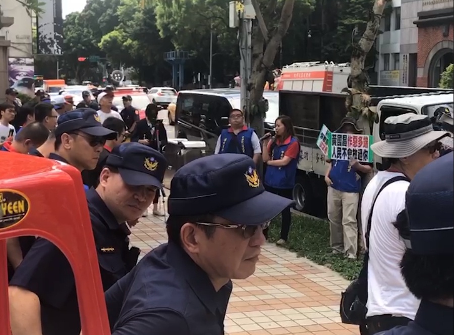 統促黨不滿今赴立法院向黃國昌抗議,「你憑什麼強迫CNN一定要關閉中天?」(翻攝自黃國昌臉書)