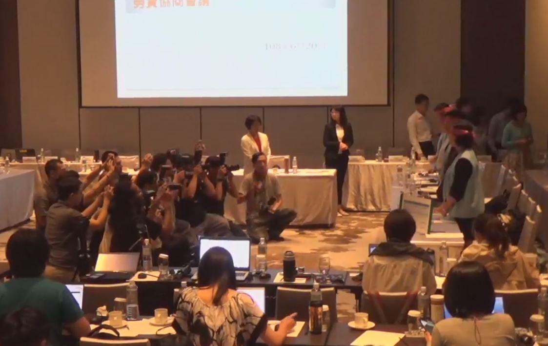 長榮航空勞資雙方今（20日）進行協商，因無法達成共識，桃園市空服員職業工會會中直接宣布，從今天16:00開始罷工。（翻攝自桃園市空服員職業工會直播）