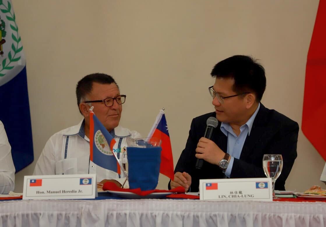 長榮空服員啟動罷工，人在友邦貝里斯出訪的交通部長林佳龍不排除視狀況返台。（翻攝自林佳龍臉書）