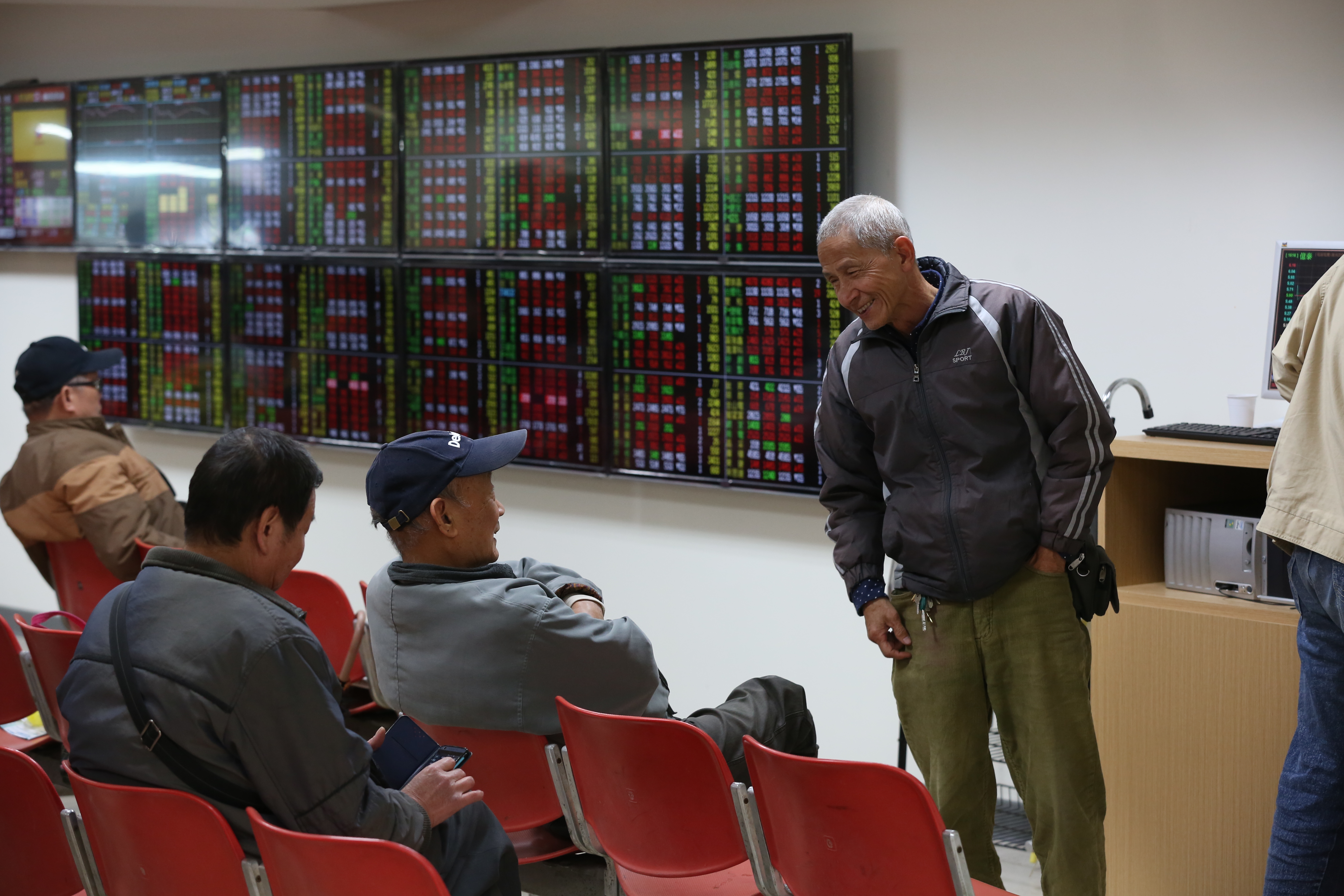 台股除權息旺季將到來，是否該參與上市櫃公司的除權息，是股民當前最關心的話題。