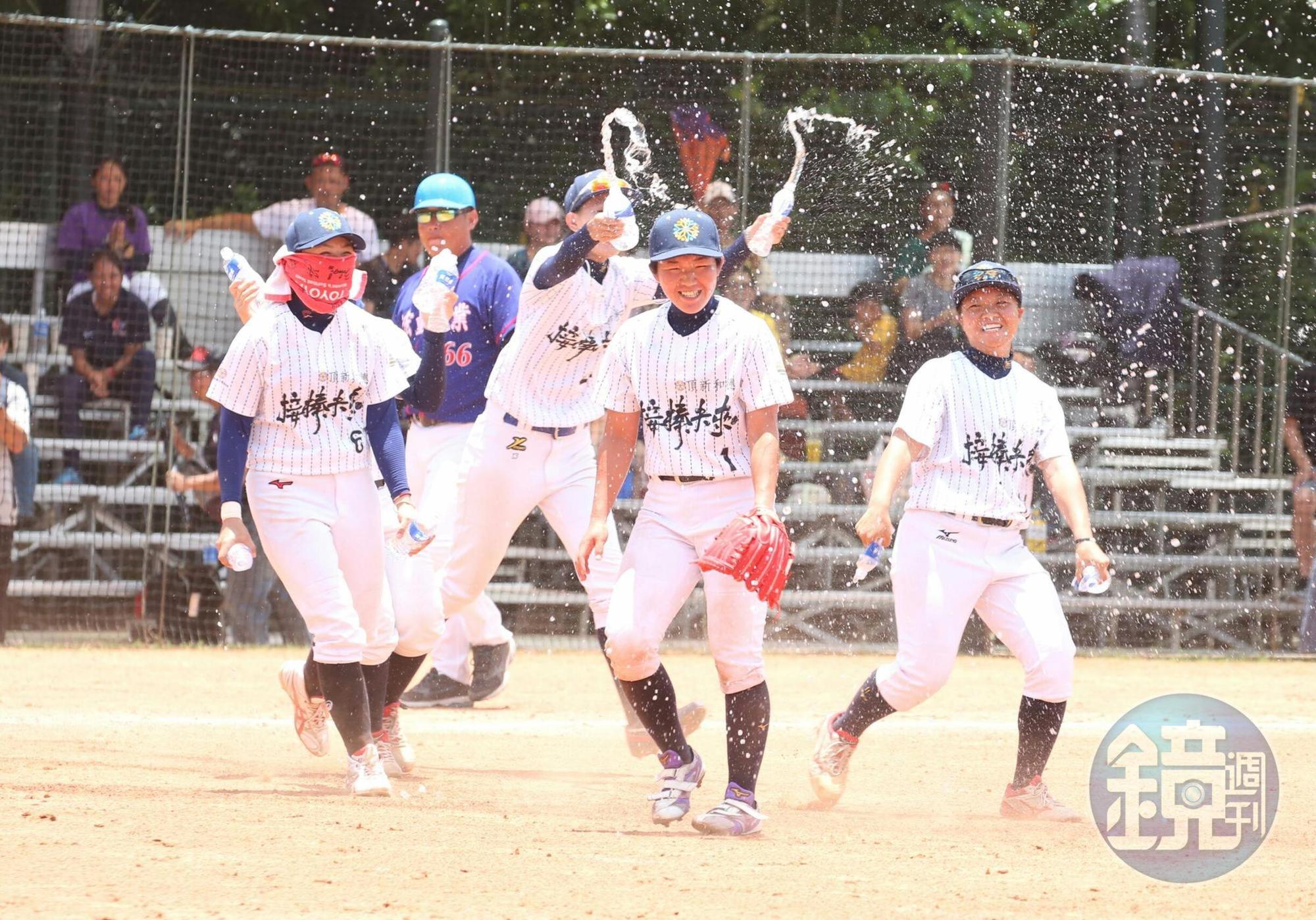 頂新和德女子棒球隊以四連勝之姿，獲得今年全國女子棒球錦標賽冠軍。