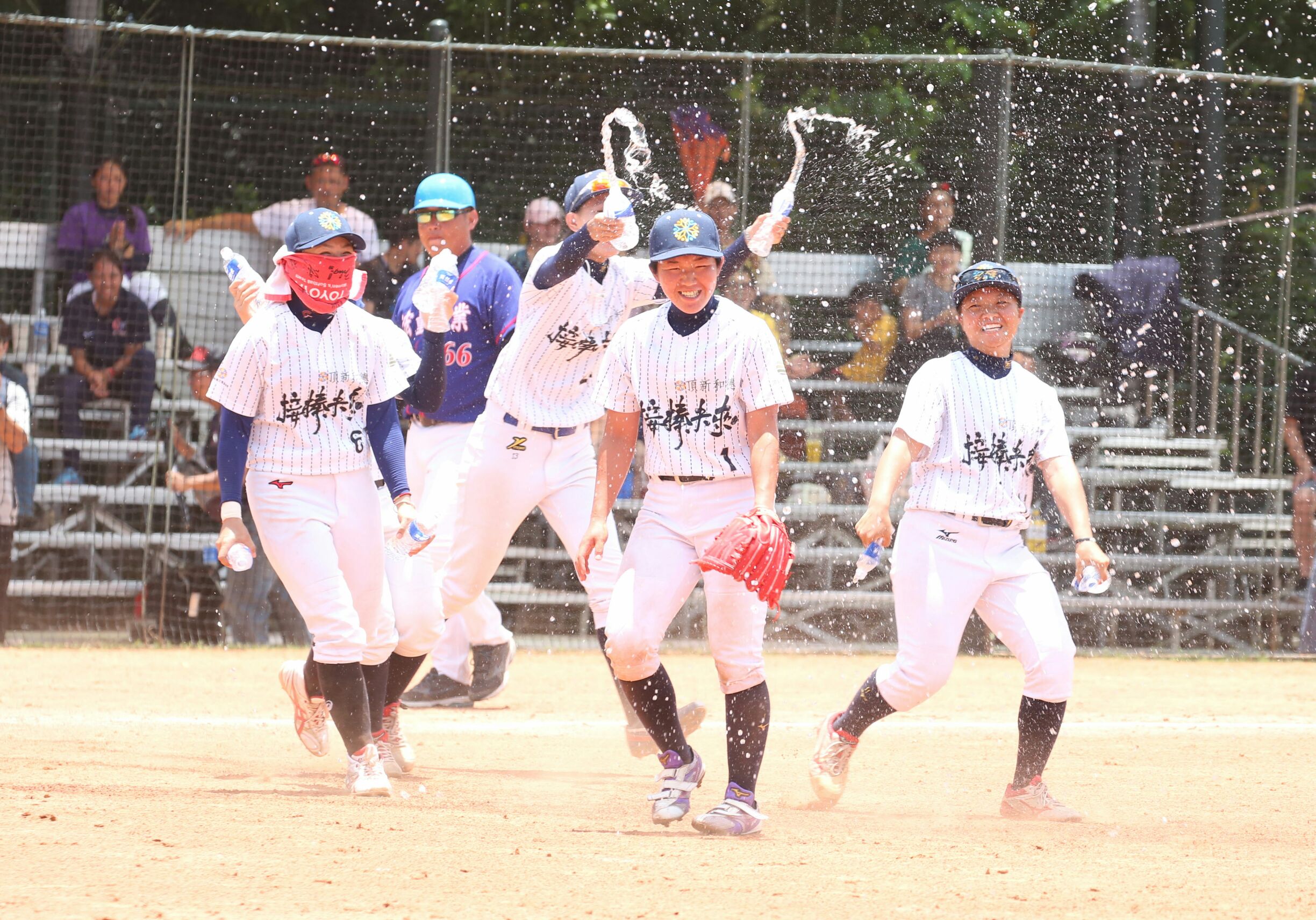 頂新和德女子棒球隊以四連勝之姿，獲得今年全國女子棒球錦標賽冠軍。