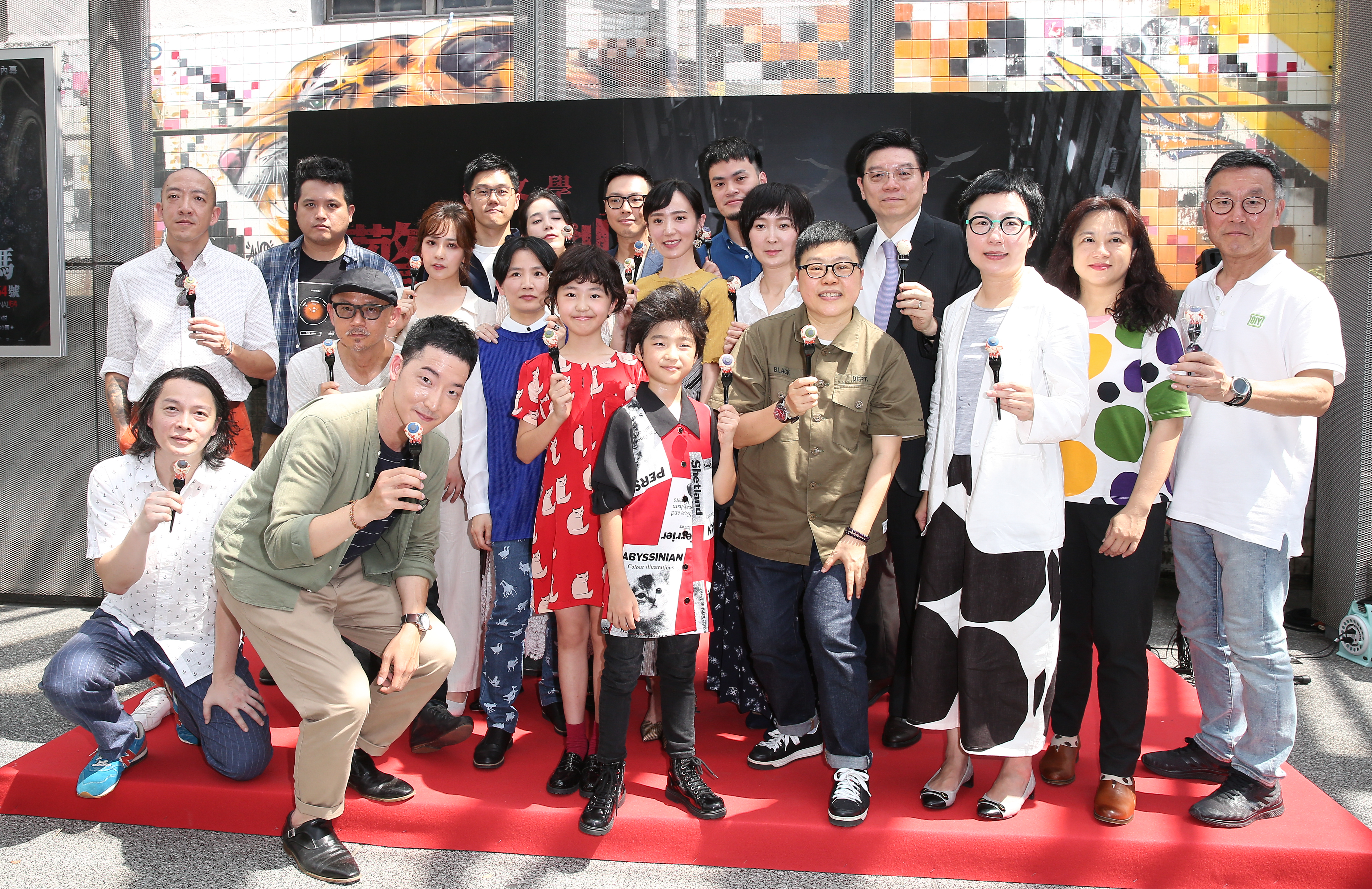 《鏡文學驚悚劇場》20日舉行記者會，鏡文學董事長裴偉（中排右1）、監製董成瑜（中排右2）與葉如芬（前排右4）率領7部短片的導演、演員及嘉賓合影。