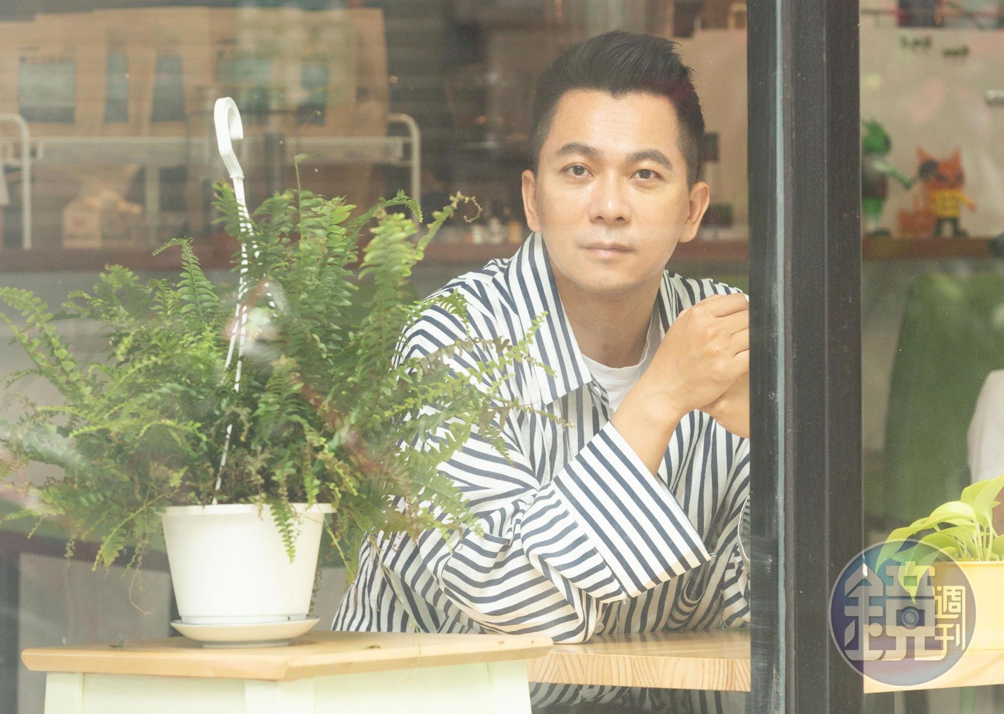 作家肆一有一點明星臉，被封為「作家吳彥祖」。