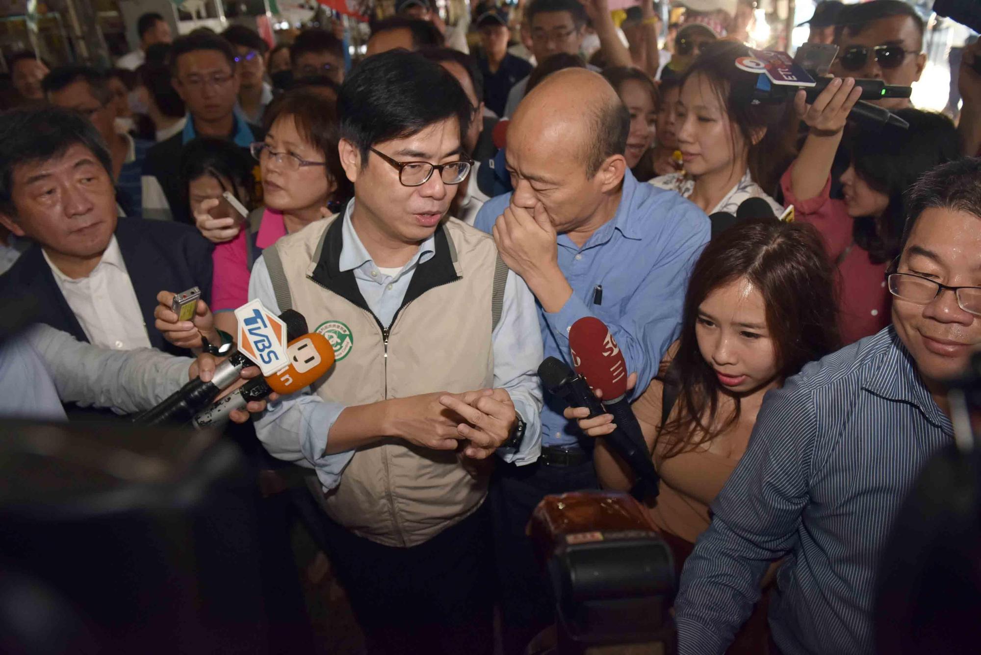 高雄市長韓國瑜和行政院副院長陳其邁,一起到高雄市三民區視察登革熱防治情形。(高雄市政府提供)