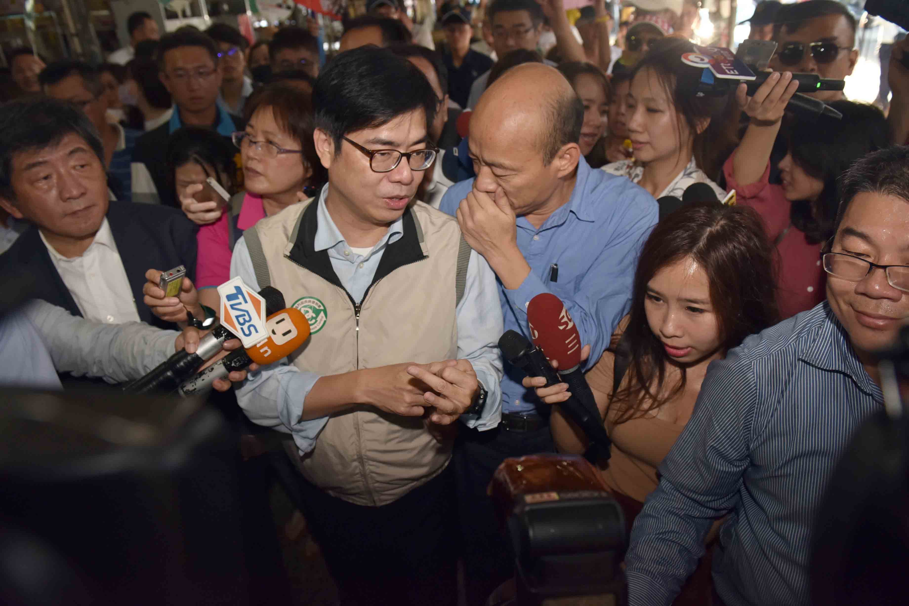 高雄市長韓國瑜和行政院副院長陳其邁，一起到高雄市三民區視察登革熱防治情形。（高雄市政府提供）