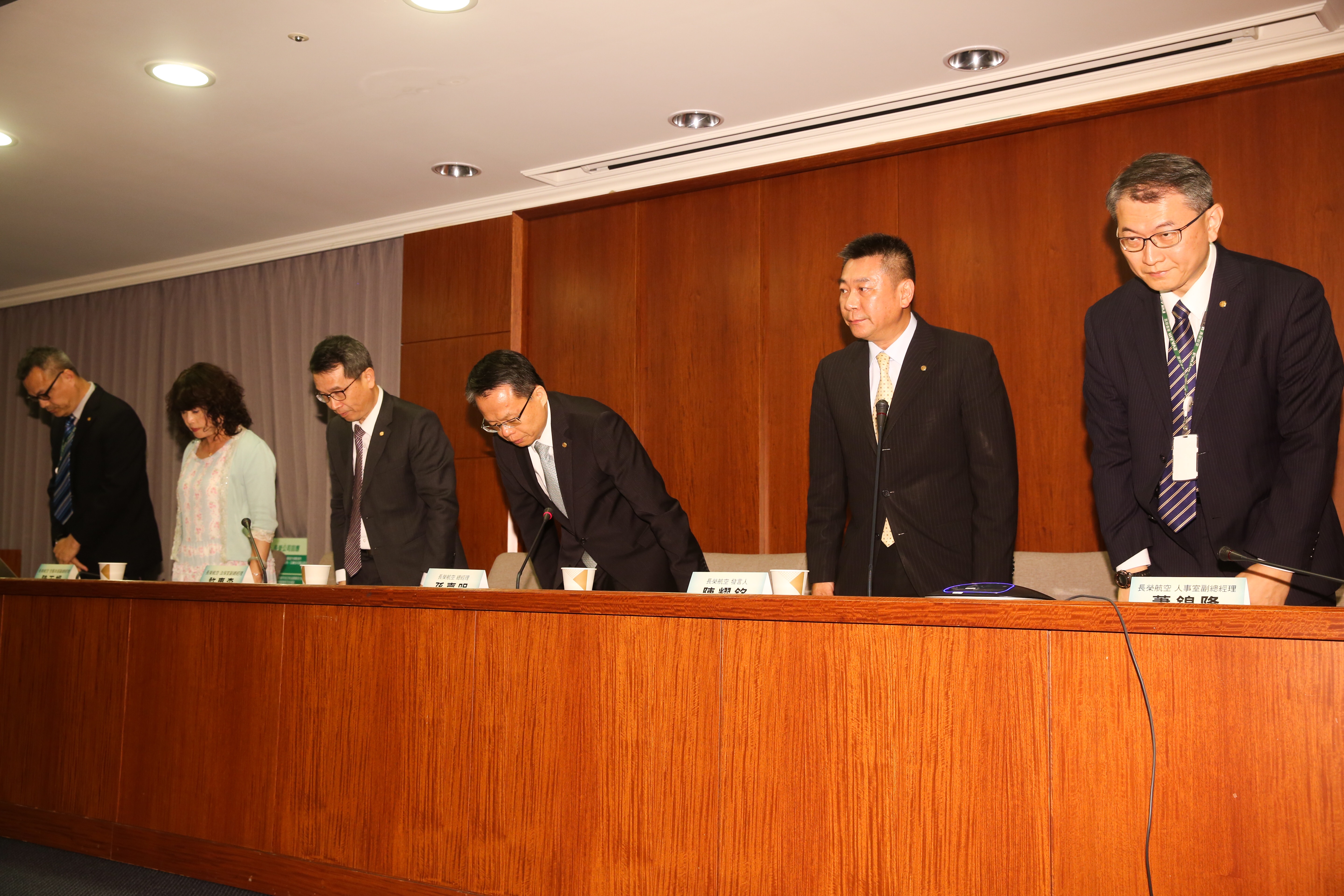 桃園市空服員職業工會發動突襲式罷工，長榮航空一眾主管向社會大眾致歉。