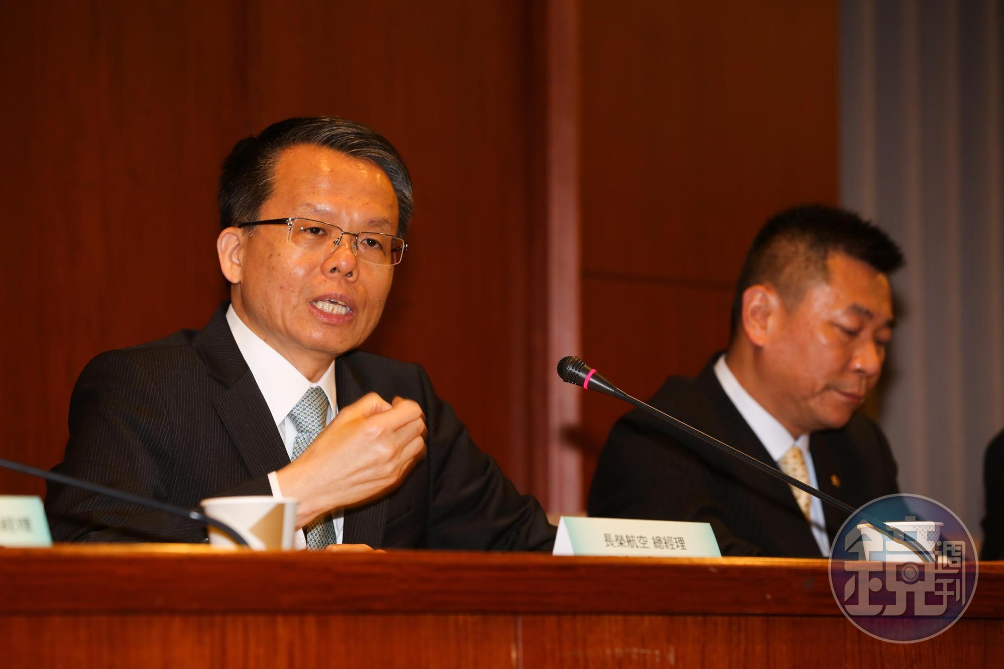 總經理孫嘉明對參與罷工的空服員喊話，參加罷工是你們的權益，證件應該自己保管。