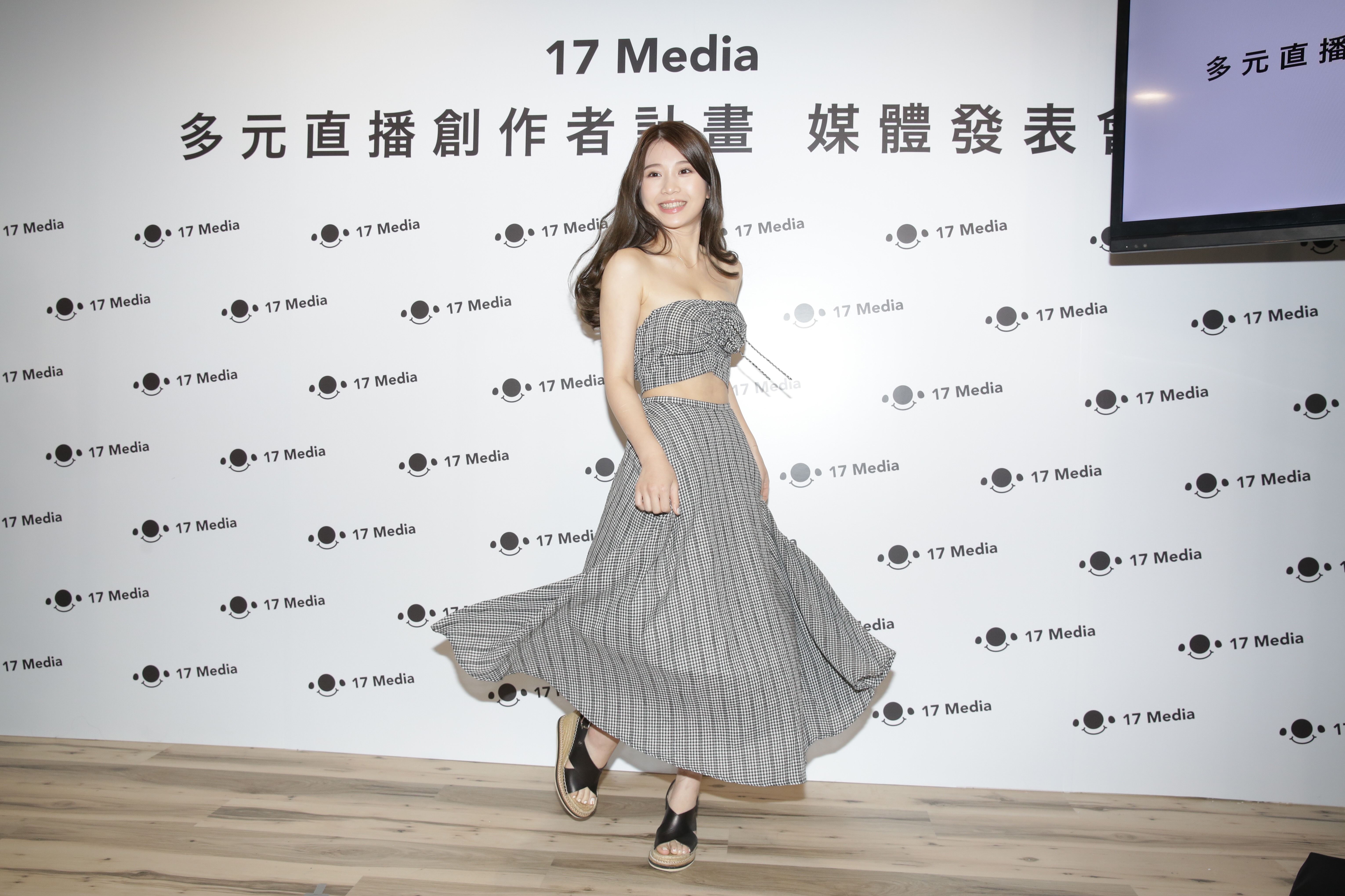 雞排妹受邀將在直播平台開節目。