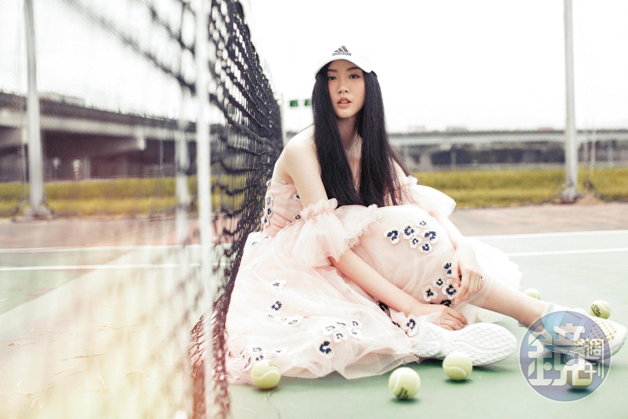 粉色荷葉紗袖禮服 by SophiaRitz/棒球帽 by adidas/Viv' Run系列休閒鞋 by roger vivier
