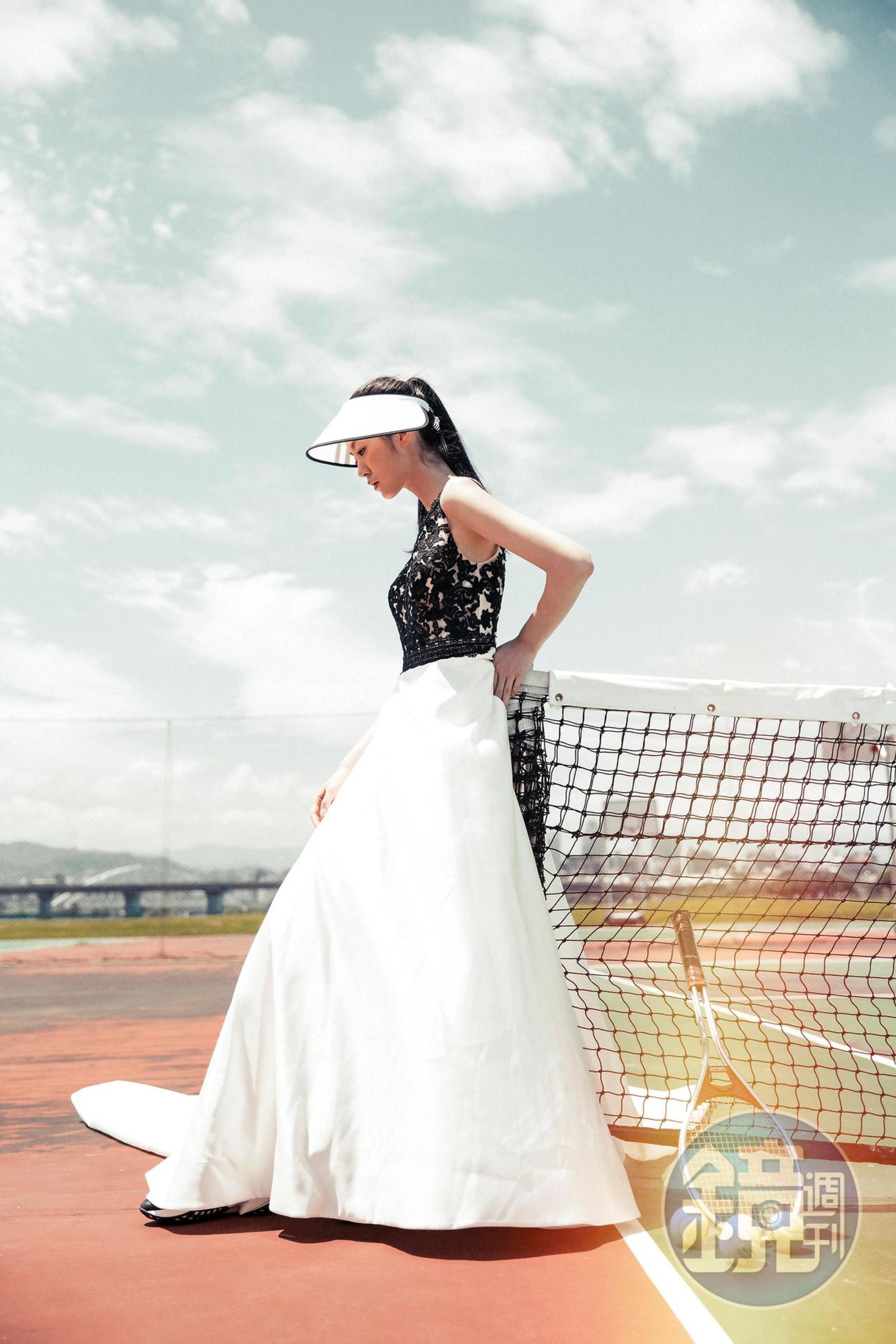 神祕黑刺繡蕾絲緞面婚紗 by Jasmine Galleria/遮陽帽 by adidas/Viv'Run系列休閒鞋 by roger vivier