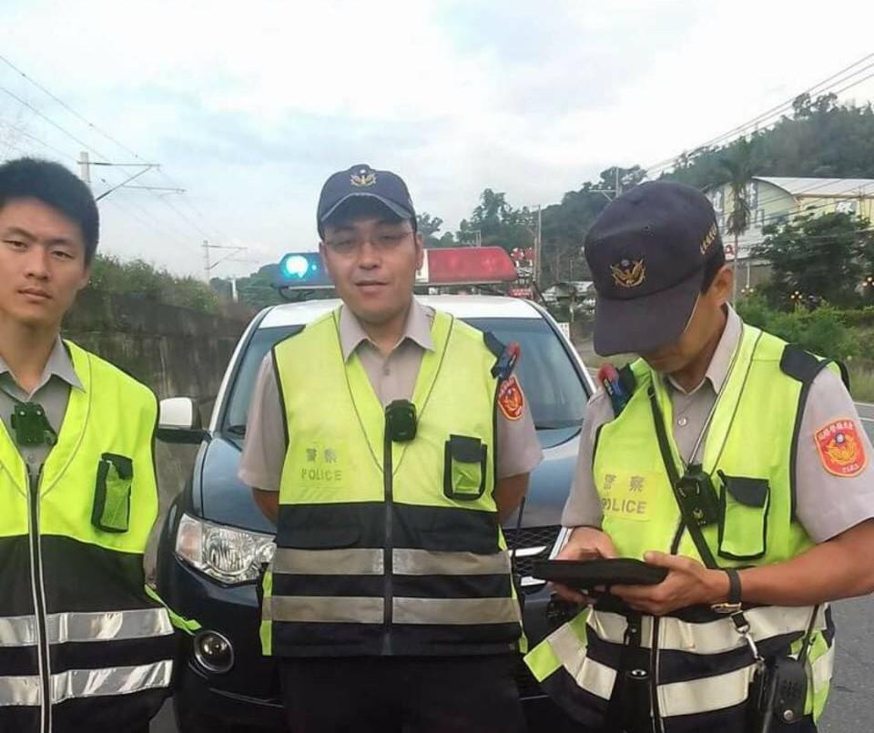 台東鹿野分駐所員警胡文豪(中),不堪執法受辱決定提告到底。(翻攝畫面)