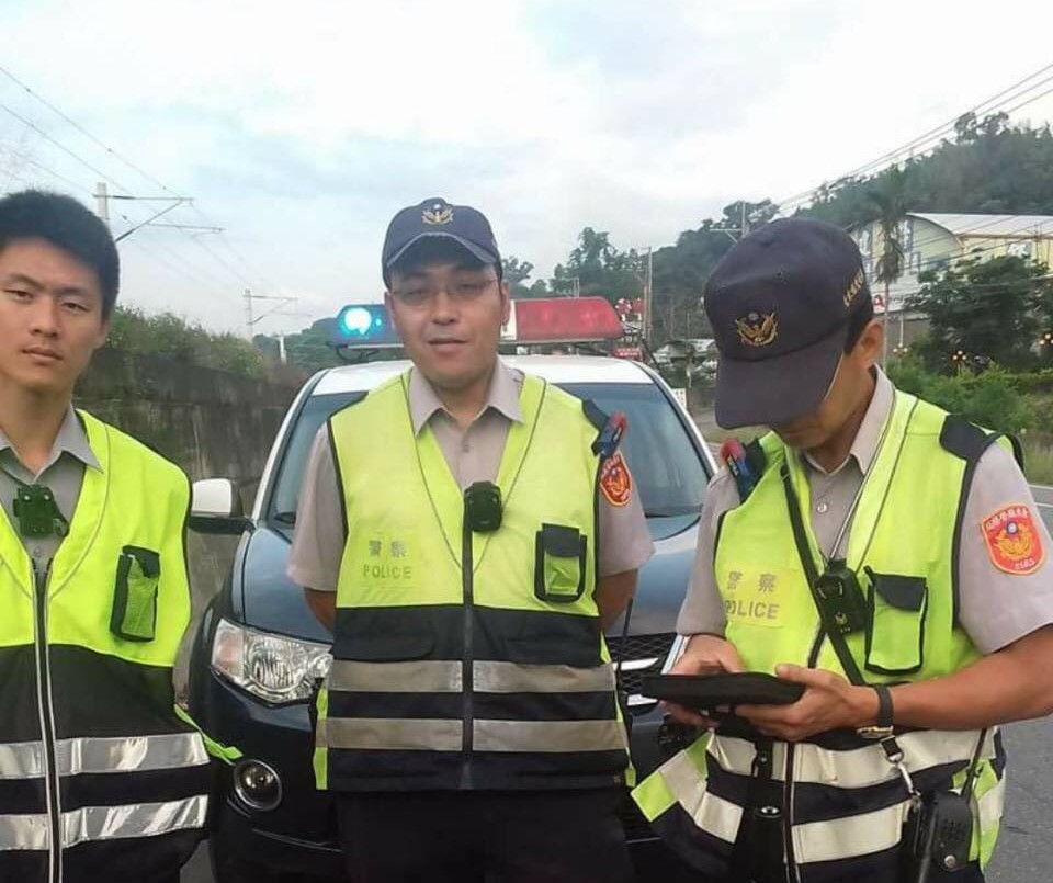 台東鹿野分駐所員警胡文豪(中),不堪執法受辱決定提告到底。(翻攝畫面)