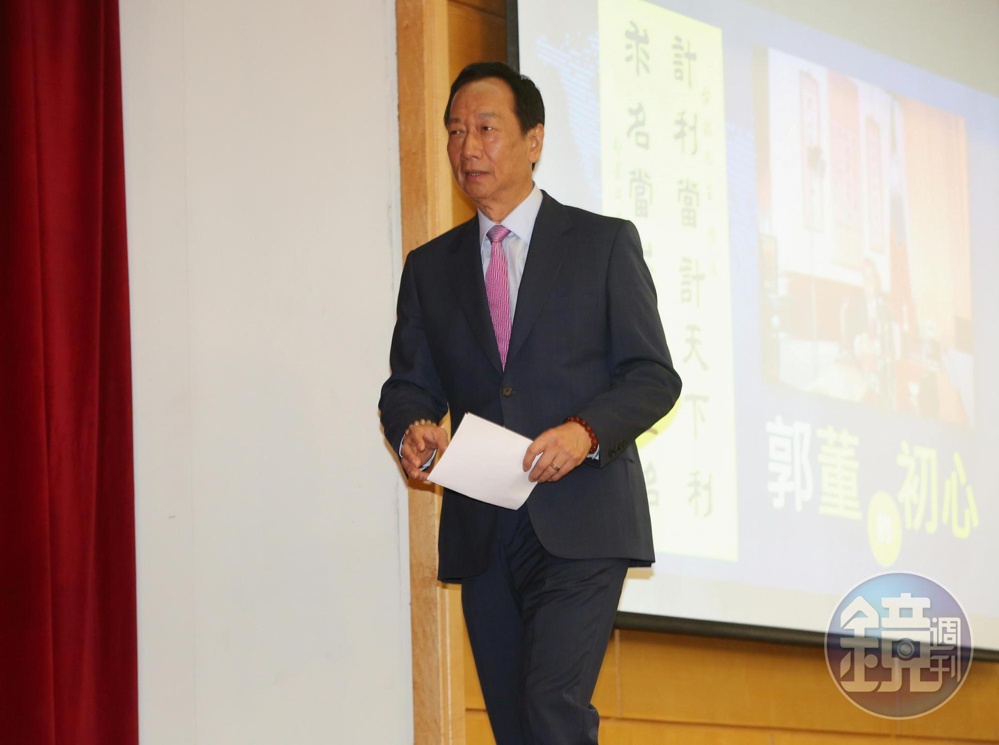 鴻海董事長郭台銘在今日股東會重申交棒決心,現身不到10分鐘即快閃離席。