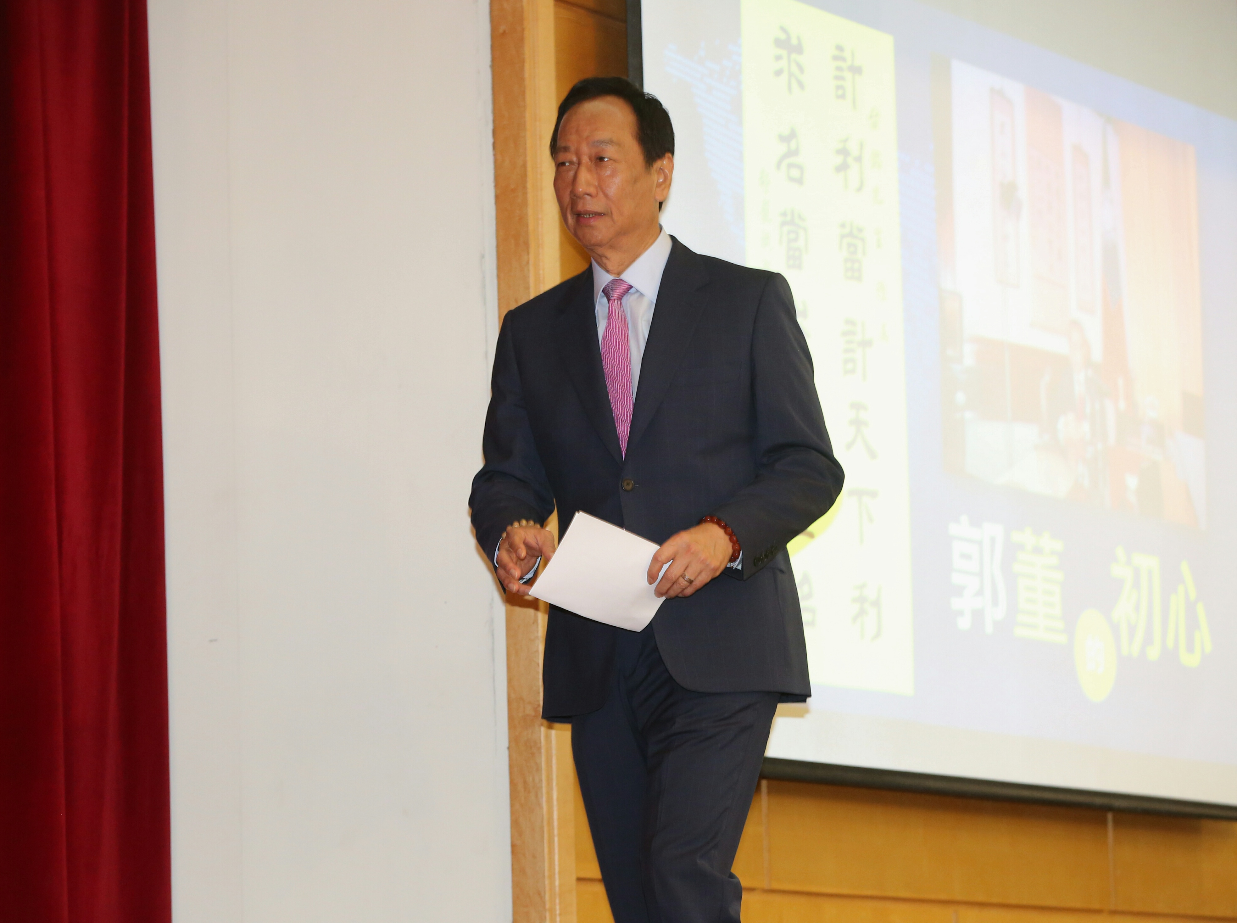 鴻海董事長郭台銘在今日股東會重申交棒決心，現身不到10分鐘即快閃離席。