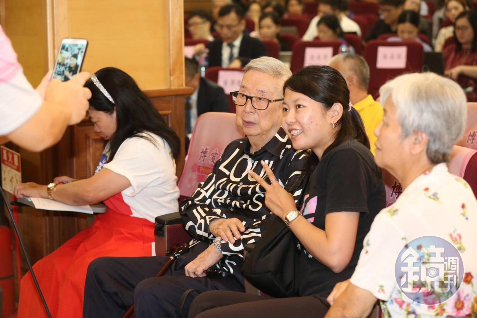 資深股民阿土伯現場高喊，「台灣經濟只有郭總統才能救，講了三年終於出來救台灣。」
