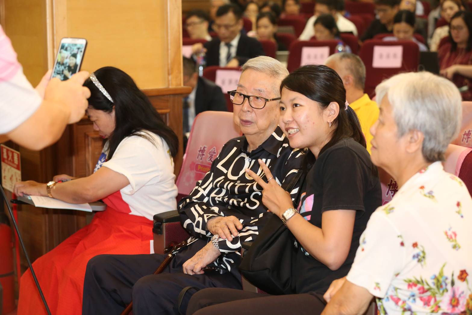 資深股民阿土伯現場高喊，「台灣經濟只有郭總統才能救，講了三年終於出來救台灣。」