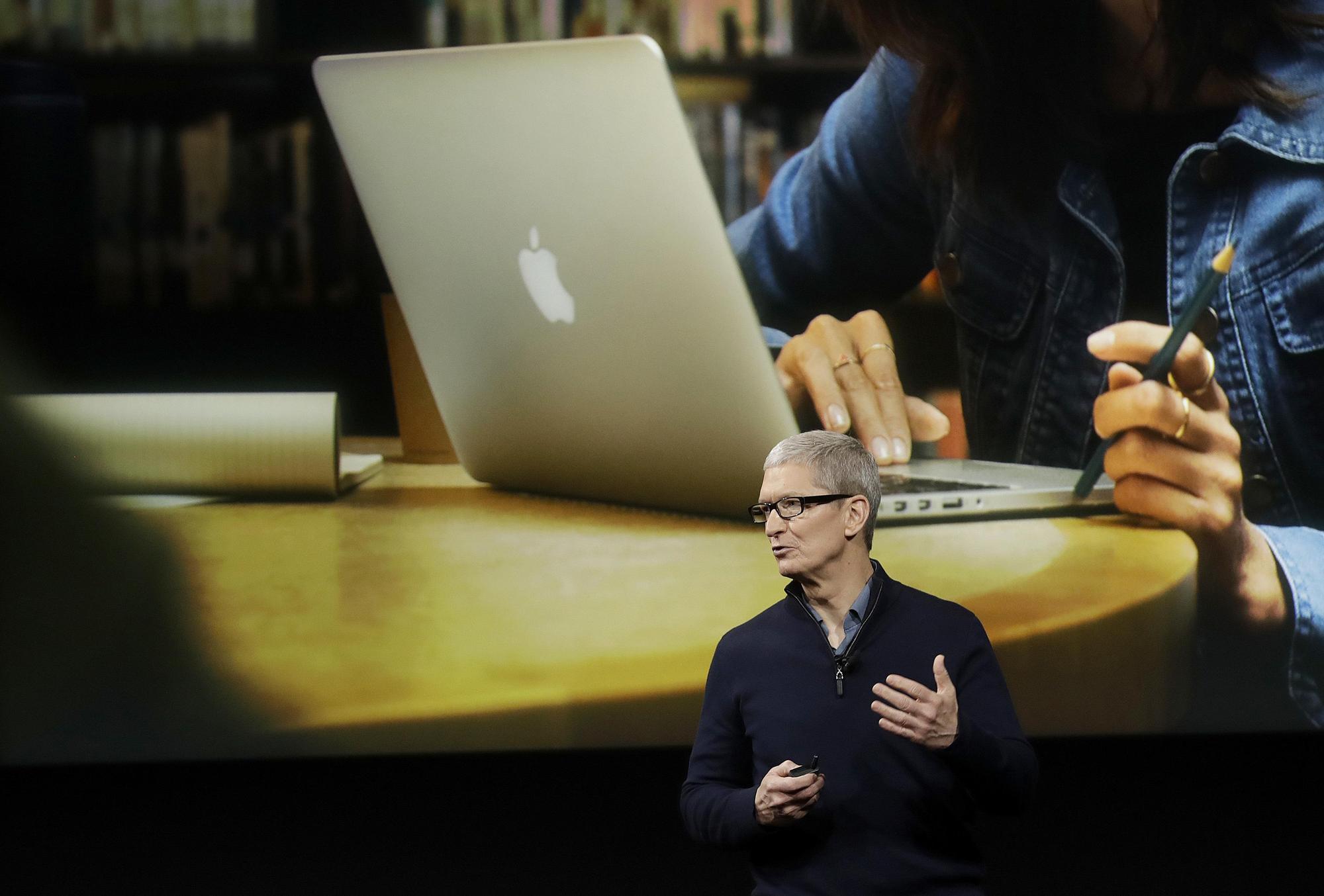 蘋果15英寸MacBook Pro電池可能過熱起火，官方公布電池召回方案。圖為2016年10月蘋果Mac新品發布會。（東方IC）