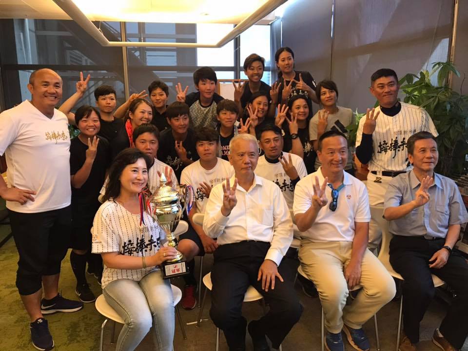 魏應充與甫獲得全國冠軍的頂新和德女子棒球隊成員合影，他表示將全力當球隊的後盾。