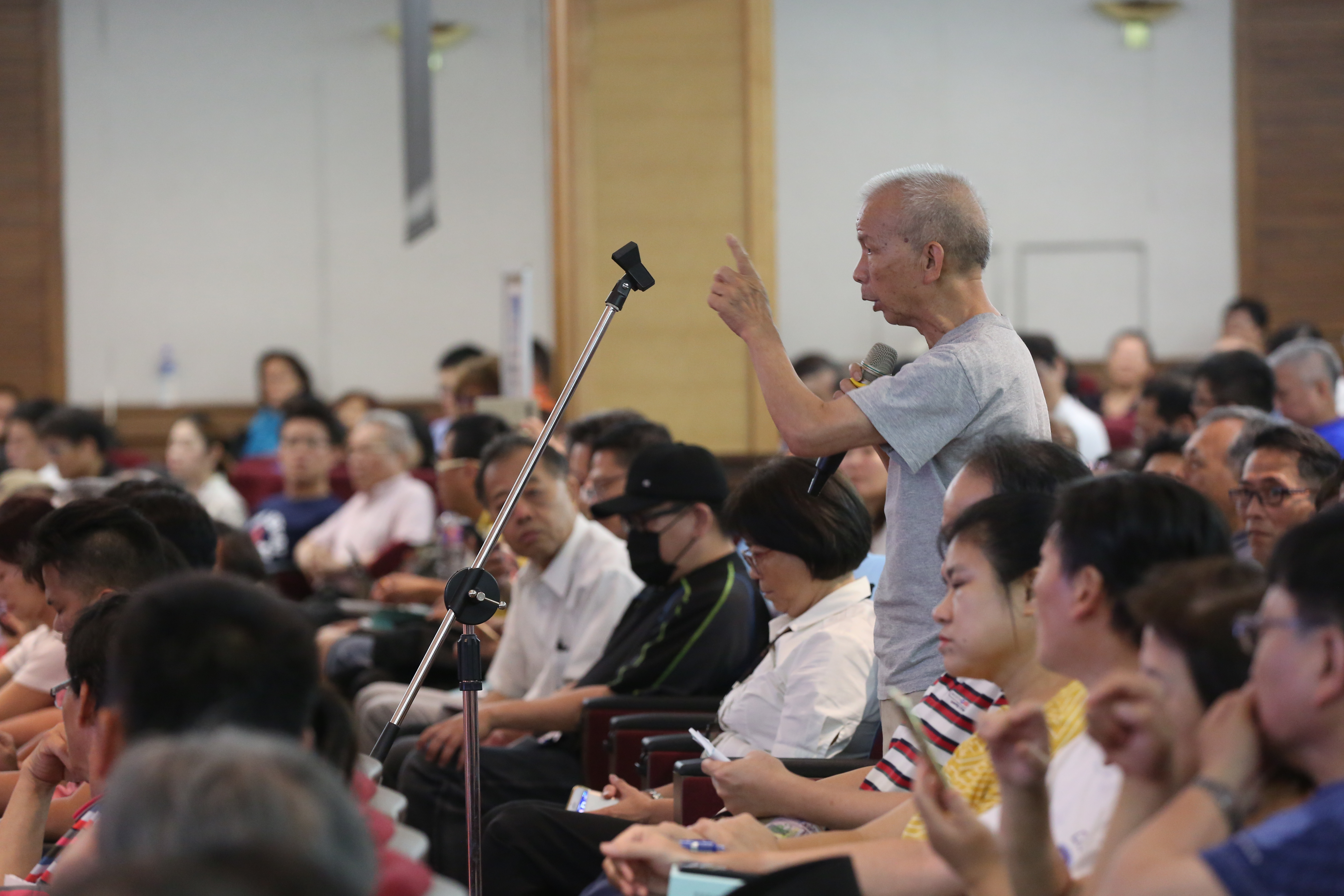 鴻海今年配發4元股利,小股東們現場要求加碼發放2元股利。