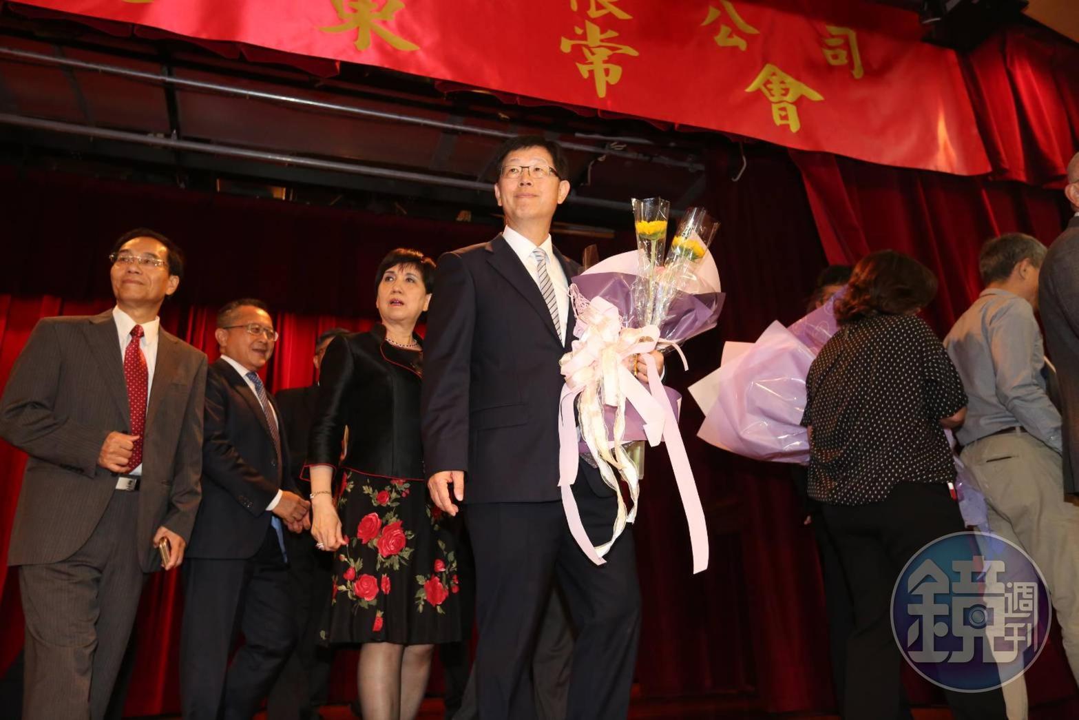 鴻海集團新董事長由劉揚偉接任。