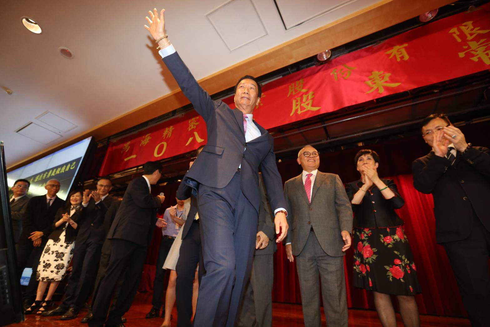 鴻海集團董事長郭台銘正式交棒，會後回到現場向股東和員工致辭表達感謝之意。