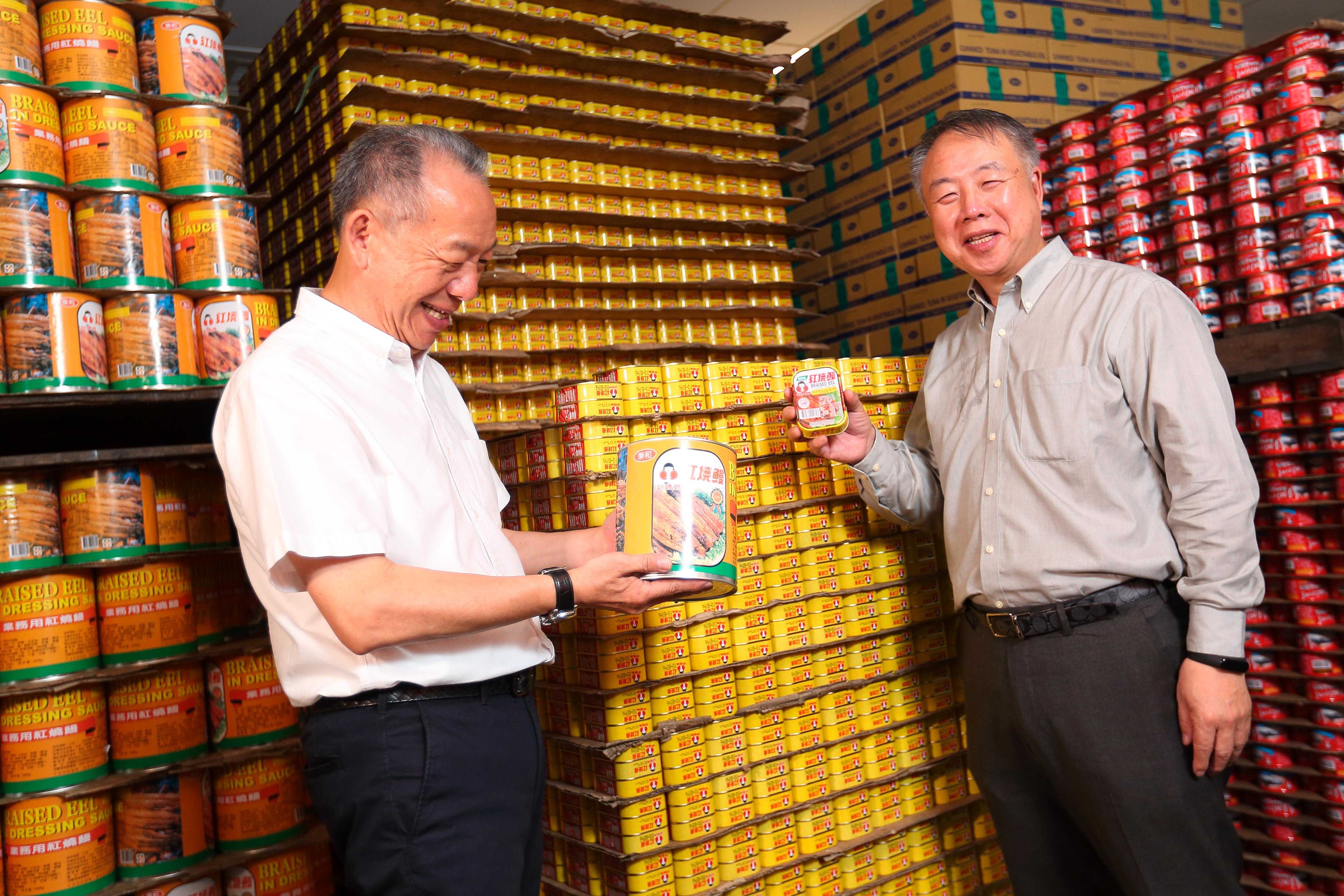 吳天賜（右）與吳宗賢（左）兄弟齊心，帶領東和食品二度轉型，拚成國內最大鯖魚出口商與業務用內銷魚罐頭龍頭。