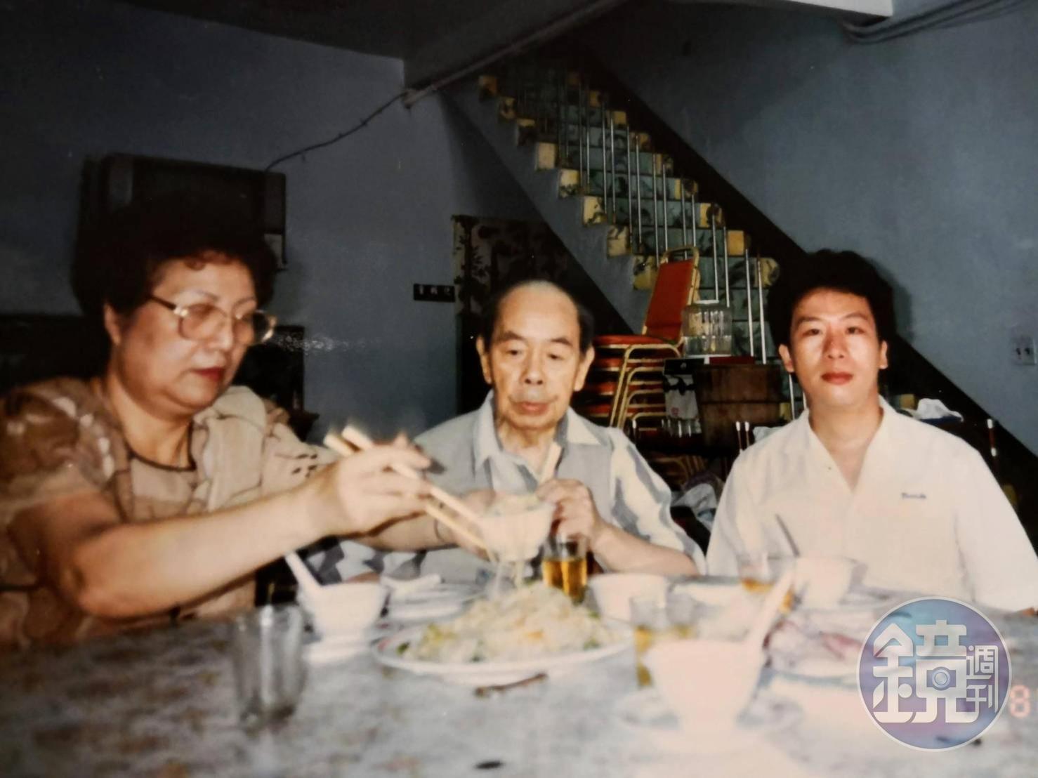 吳宗賢（右）是家中么子，和強人父親吳金傳（中）的互動最多，母親（左）則是家庭主婦。（東和食品提供）