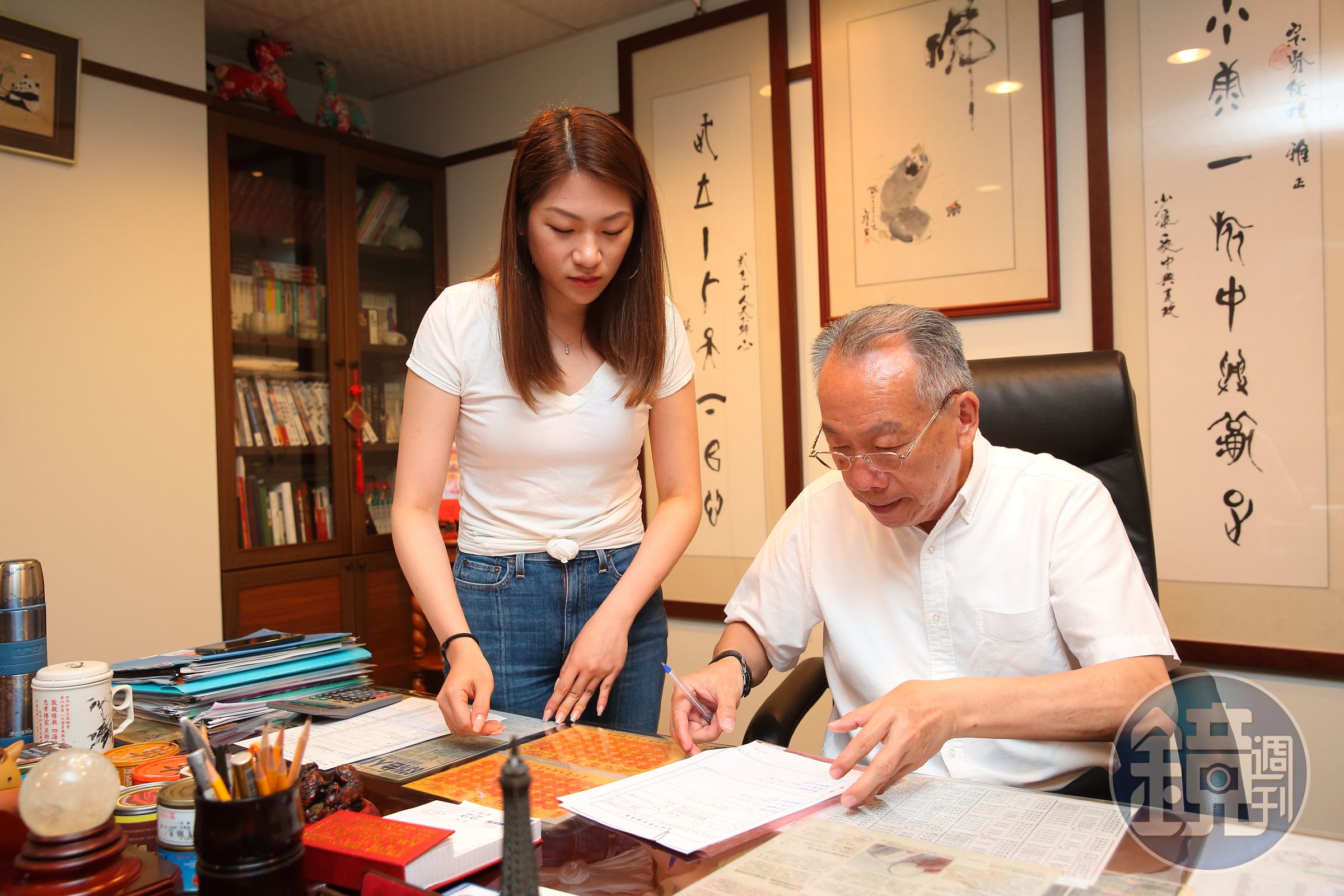吳宗賢（右）的女兒吳曉絜（左）也加入東和食品，擔任總經理特助，替父親分憂解勞。