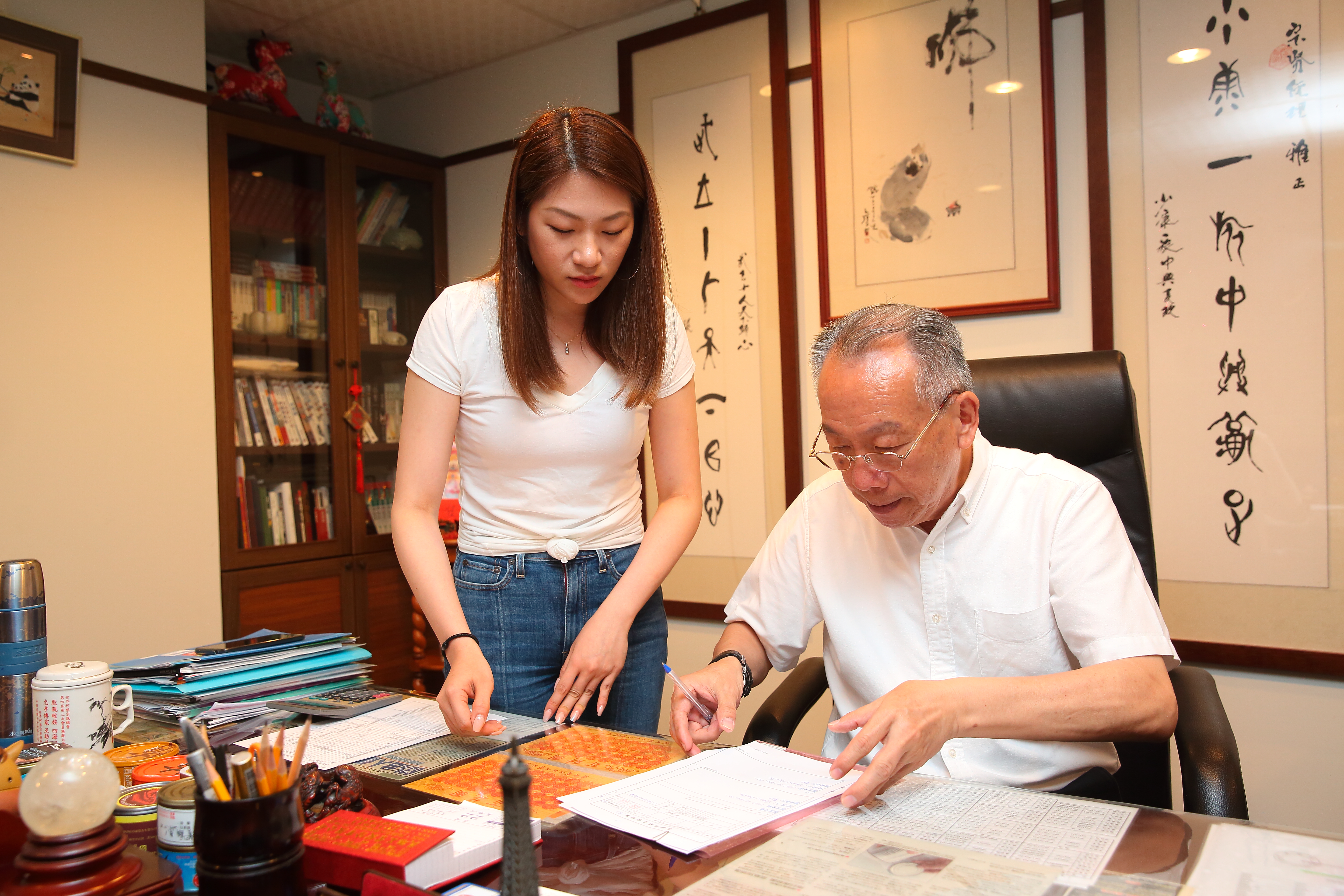 吳宗賢（右）的女兒吳曉絜（左）也加入東和食品，擔任總經理特助，替父親分憂解勞。