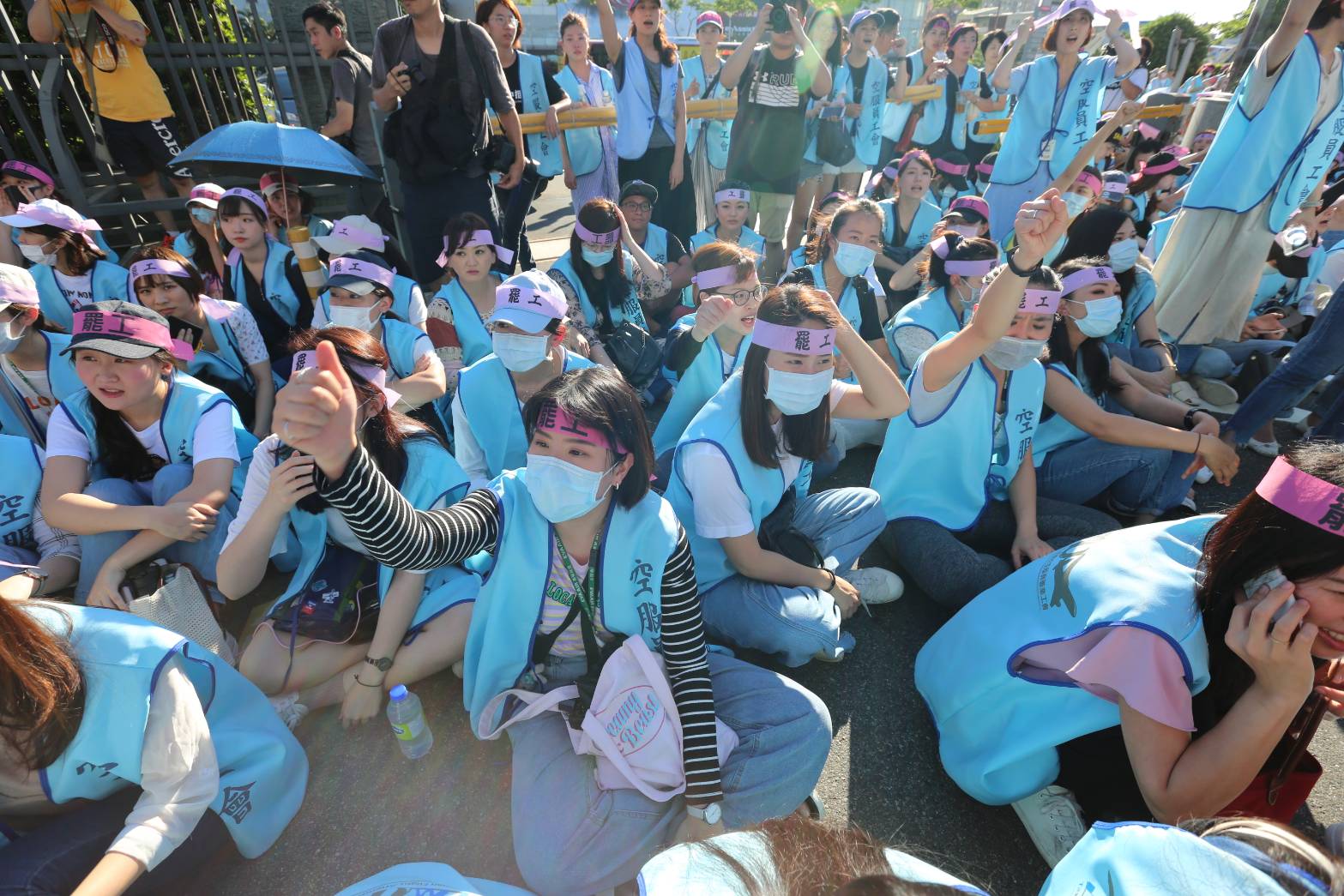 長榮空服員昨（20）日下午4點展開罷工，目前仍持續在長榮航運大樓前輪班靜坐抗爭。