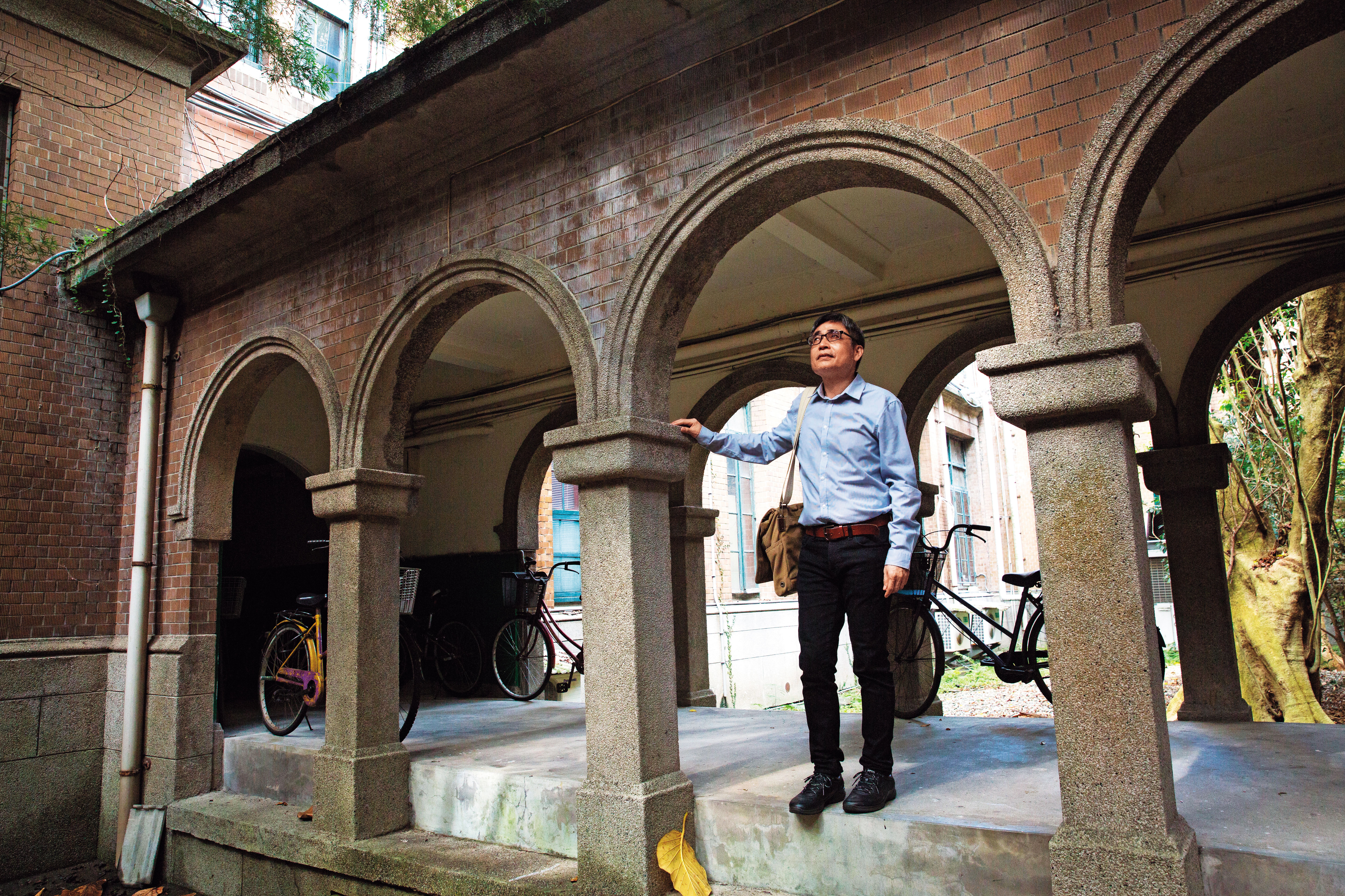 吳介民這天回台大演講，他帶我們回到這棟當年的圖書館，說早年很喜歡在這裡閱讀各種書籍。