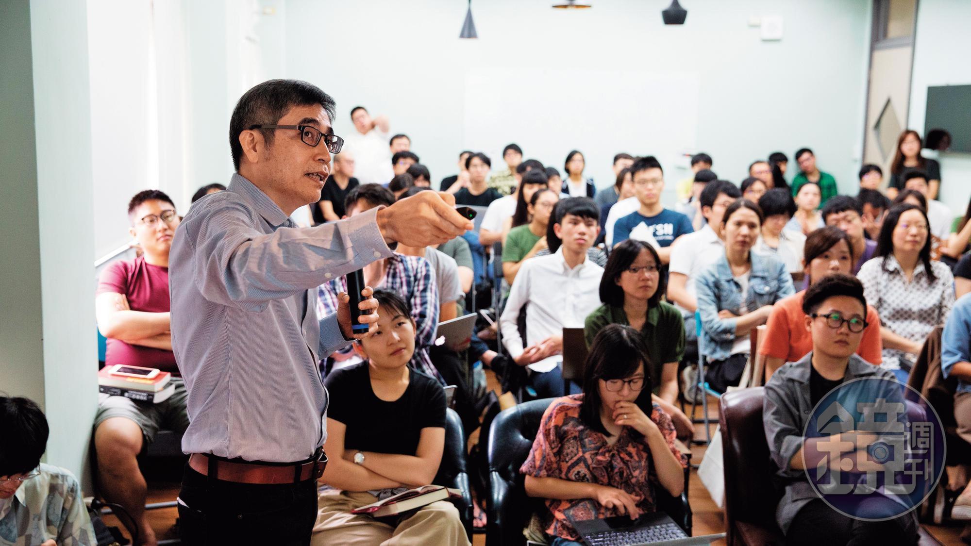 吳介民（左）這天在台大社會系的演講爆滿。
