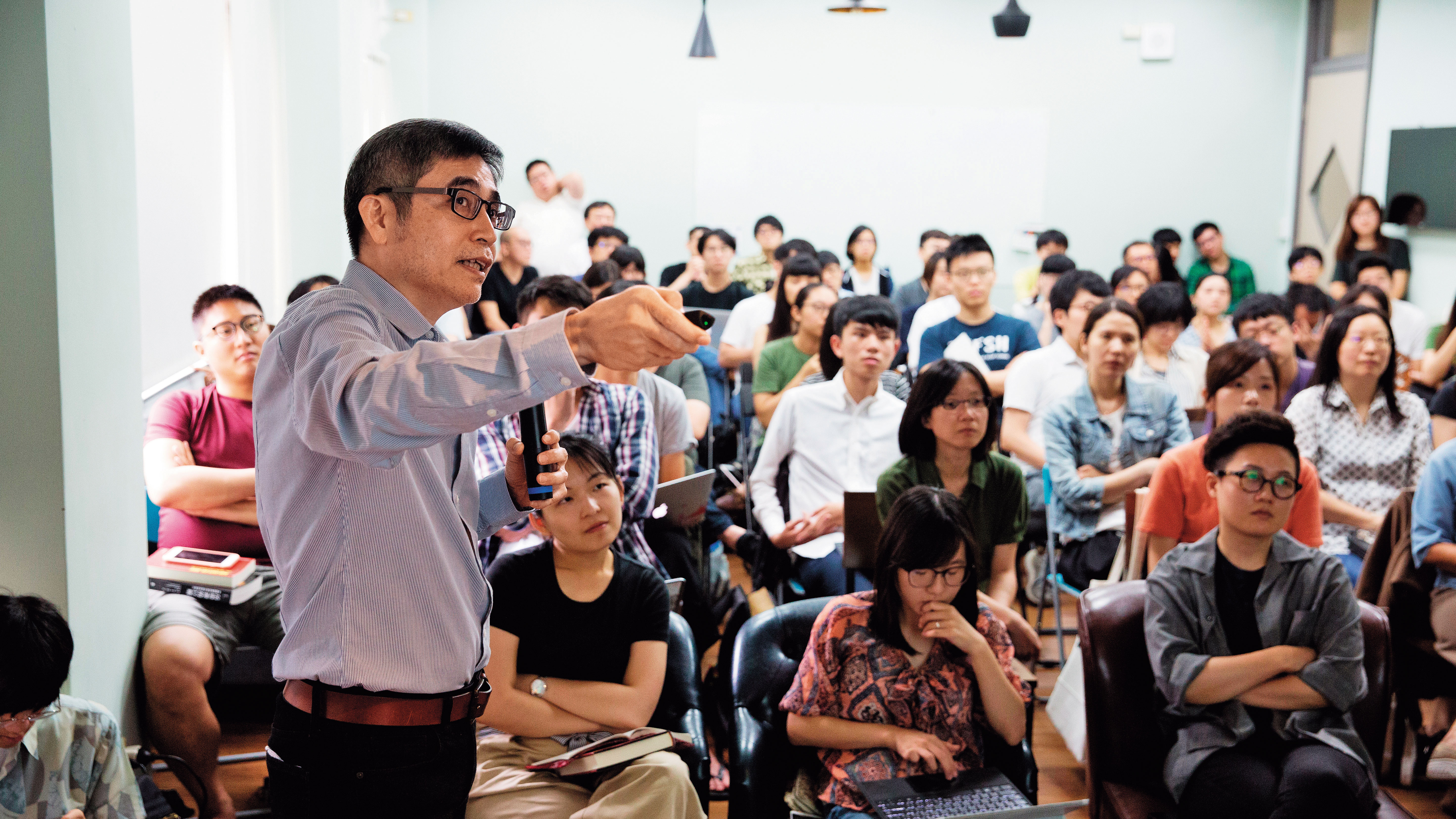 吳介民（左）這天在台大社會系的演講爆滿。