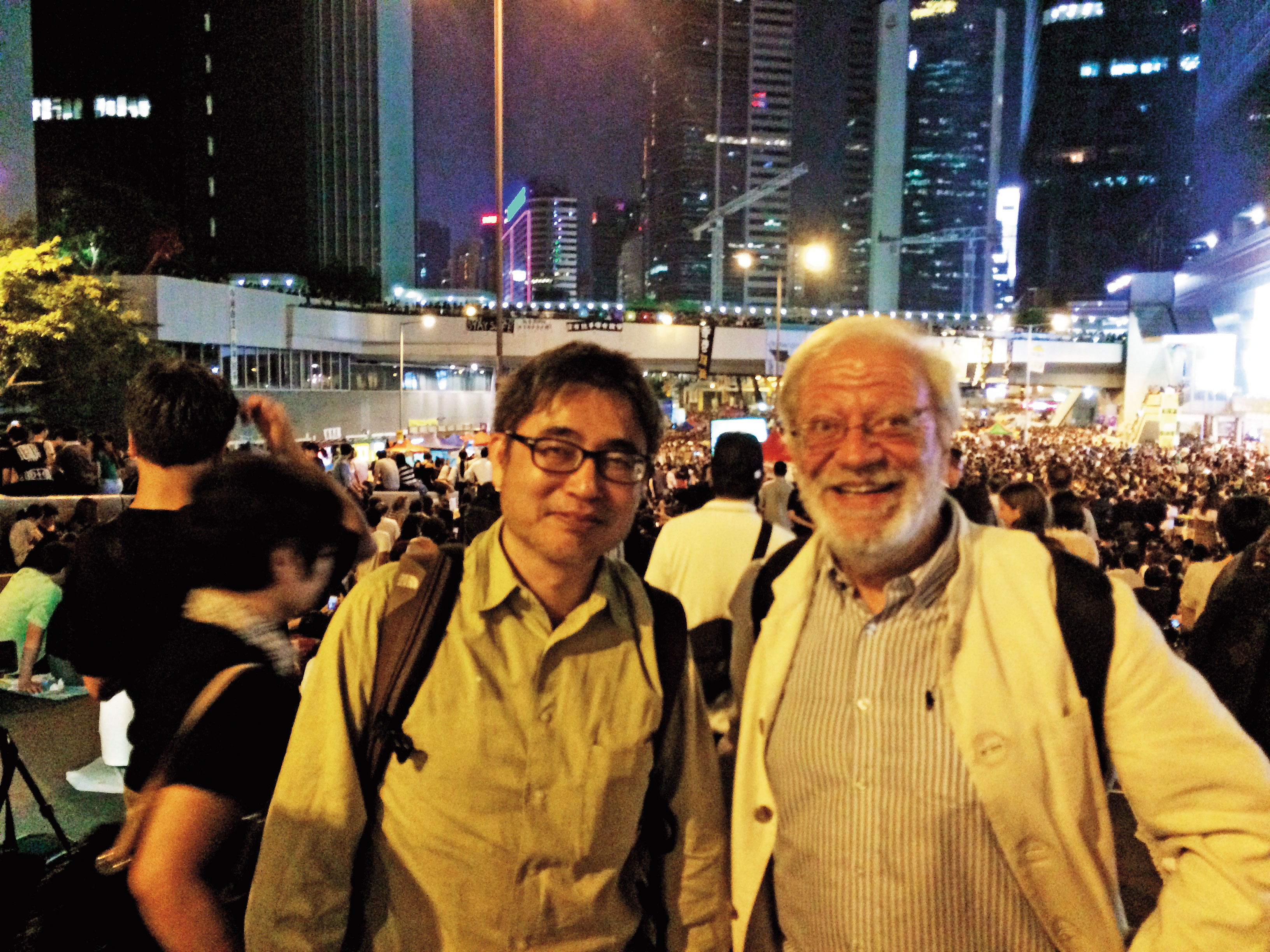吳介民（左）始終關心社會運動，5年前香港雨傘運動時他也曾赴現場。右為法籍的中國專家Jean-Philippe Béja。（吳介民提供）