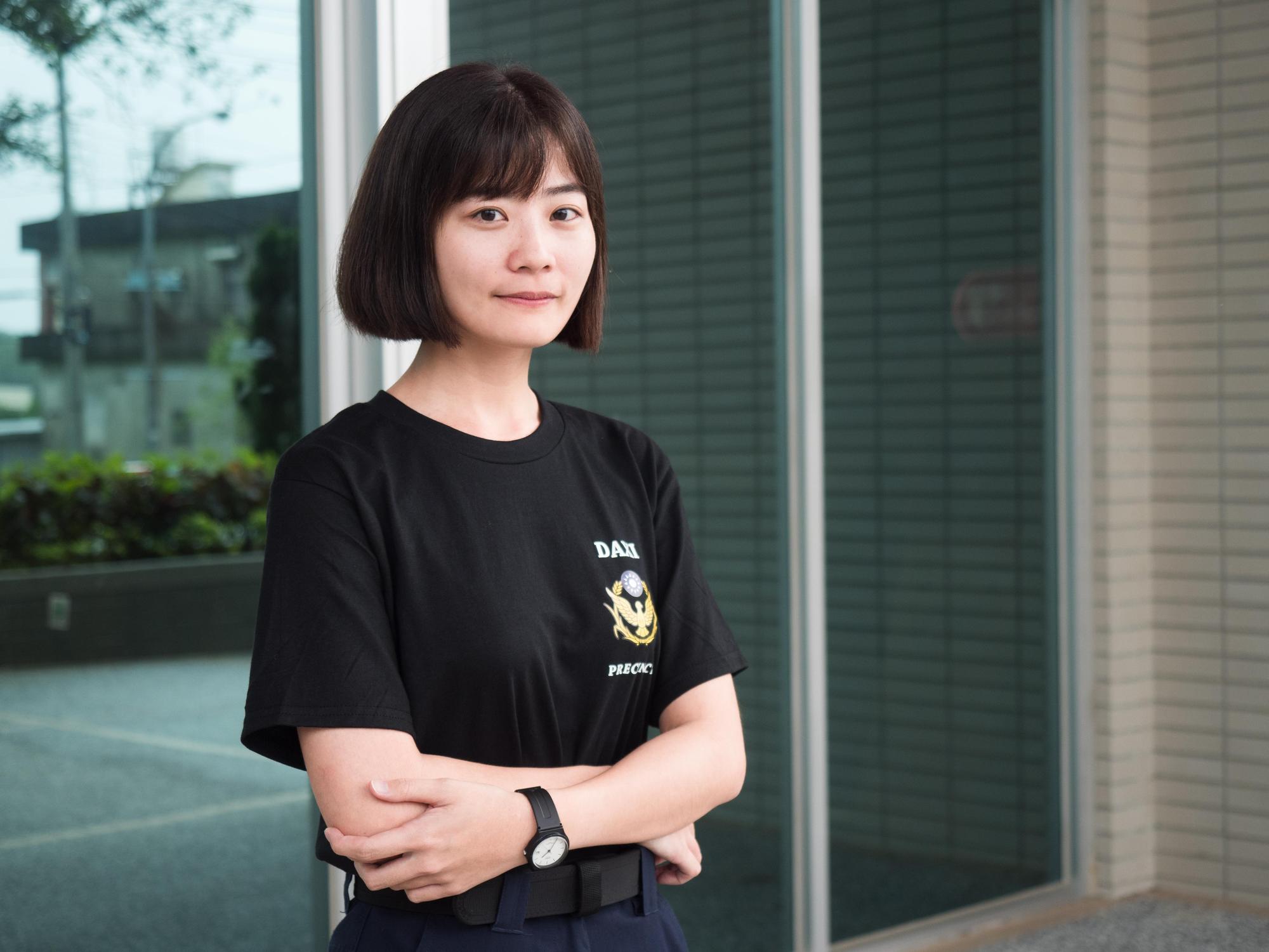 26歲的女警黃舒璟穿著分局特製T恤相當有型。（翻攝畫面）