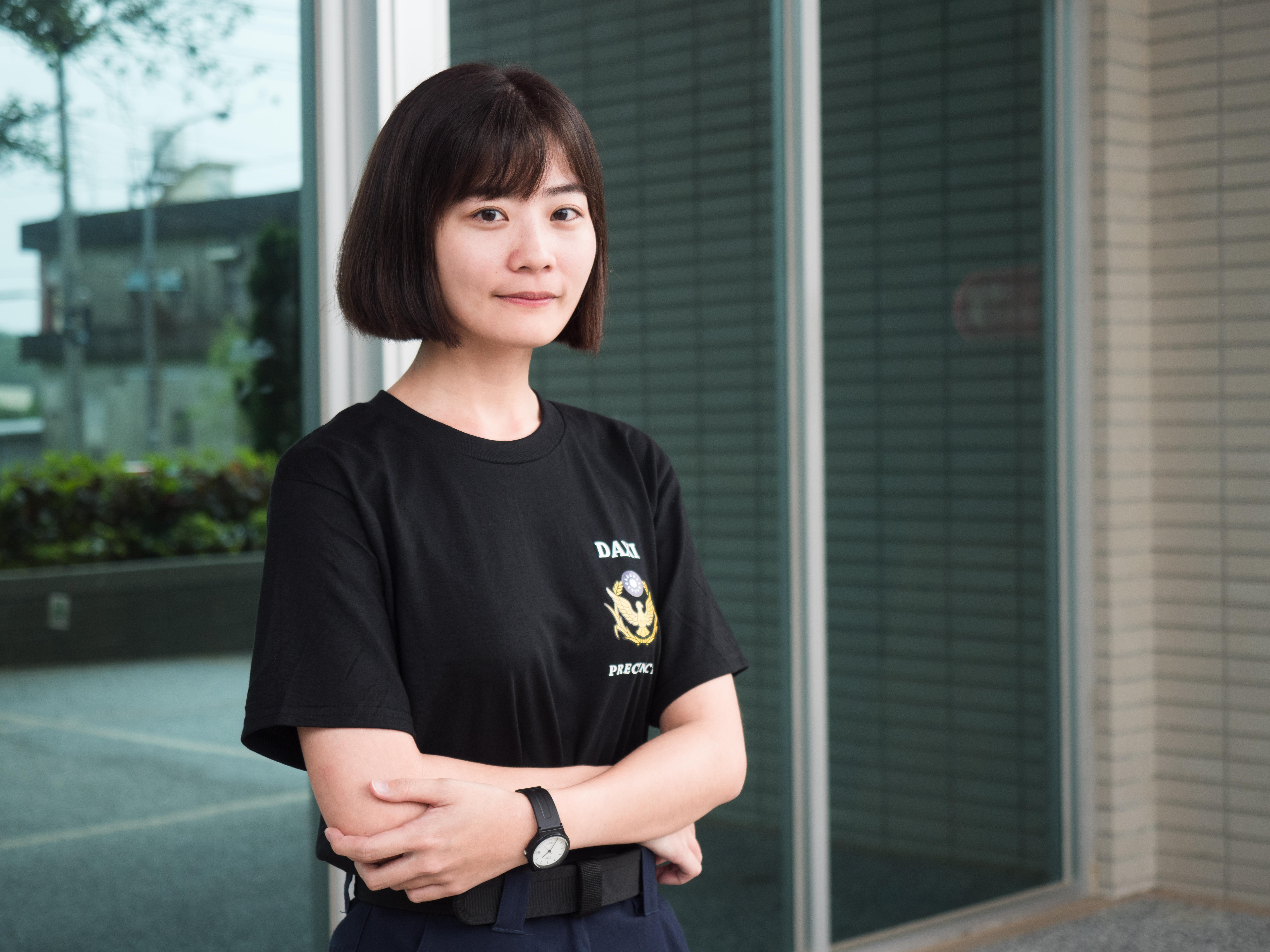 26歲的女警黃舒璟穿著分局特製T恤相當有型。（翻攝畫面）