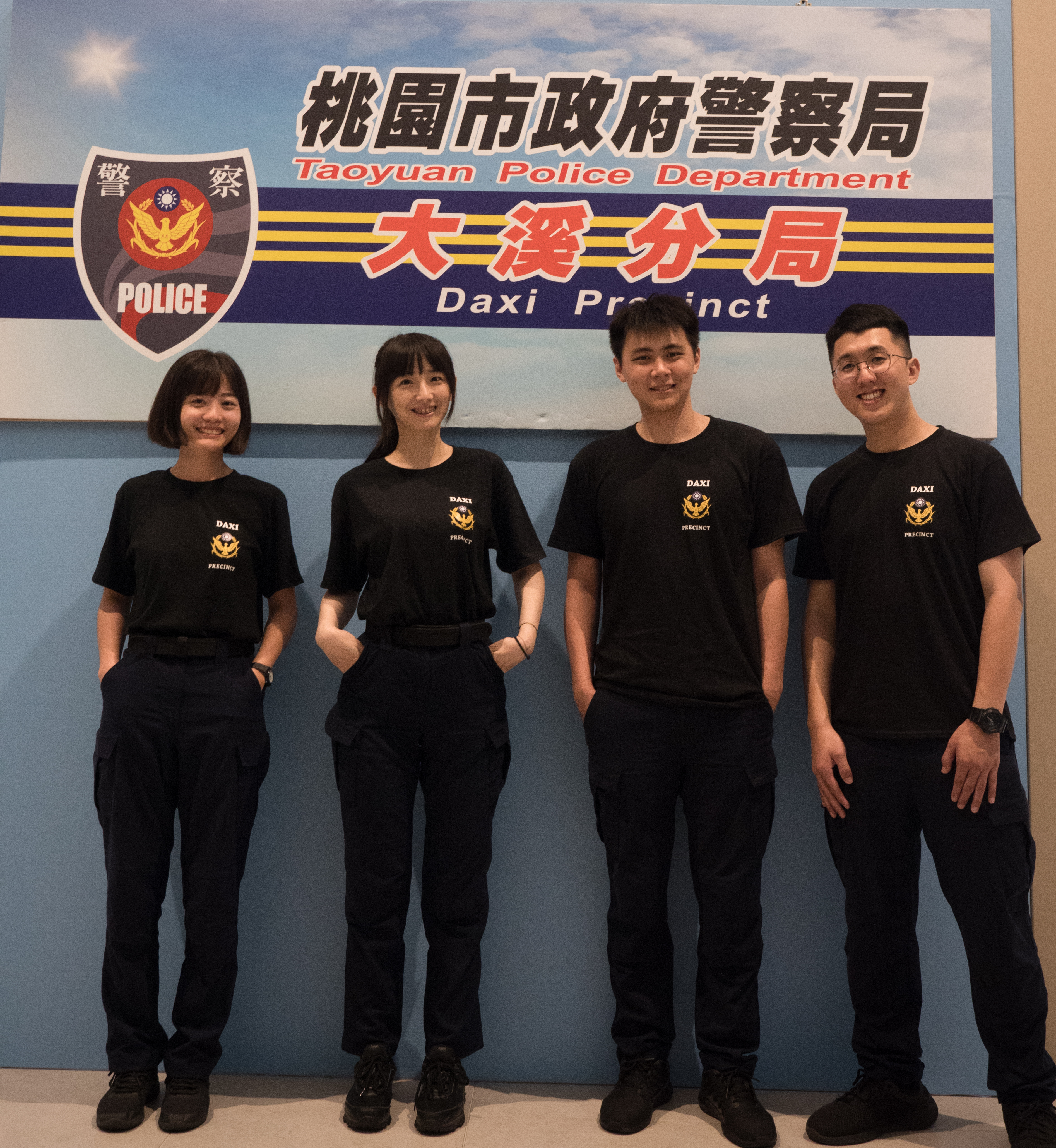 大溪分局推出IG及特製T恤，並找來年輕同仁充當麻豆。（翻攝畫面）