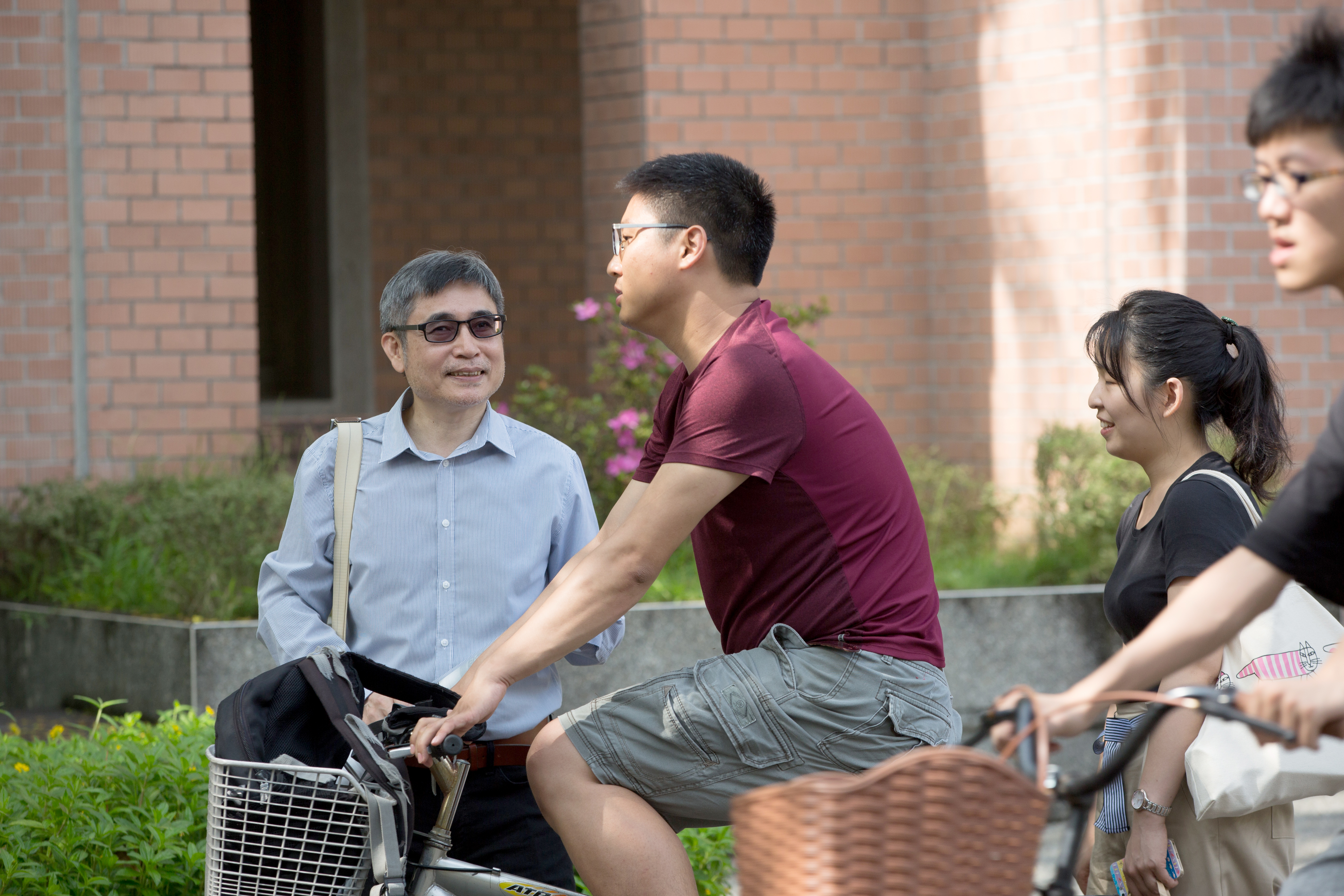 雖是滿懷理念的學者，吳介民（左一）卻不愛受限於僵化的教條、框架。