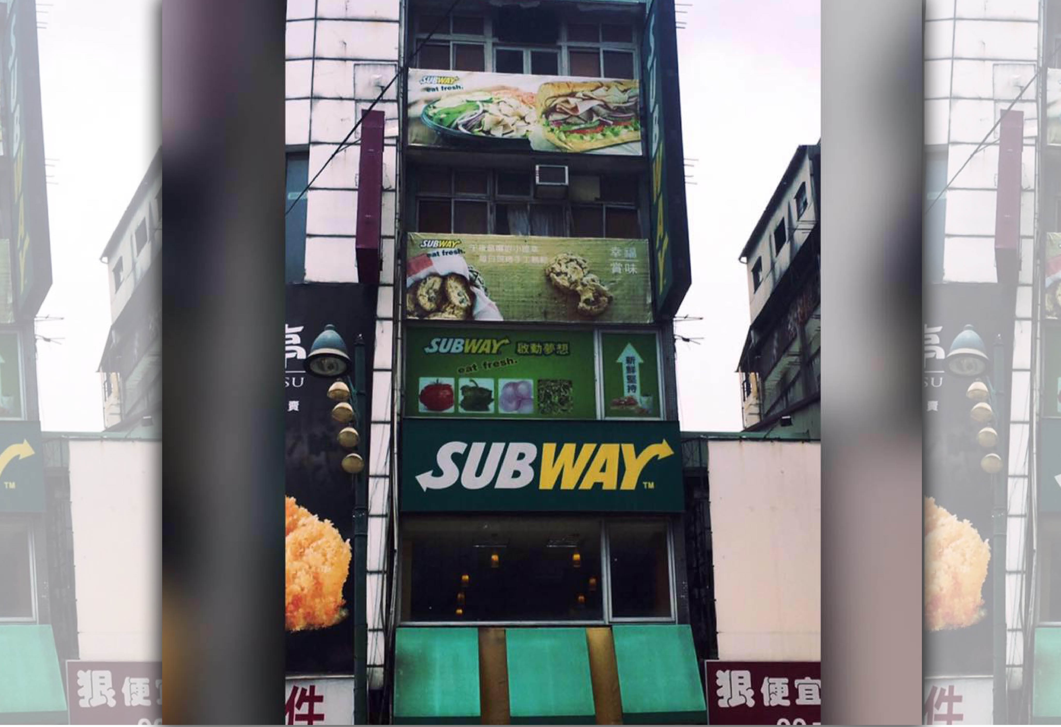 SUBWAY台中站前店遭民眾投訴，發現外帶咖啡杯內有果蠅。（翻攝自SUBWAY台中站前店臉書）