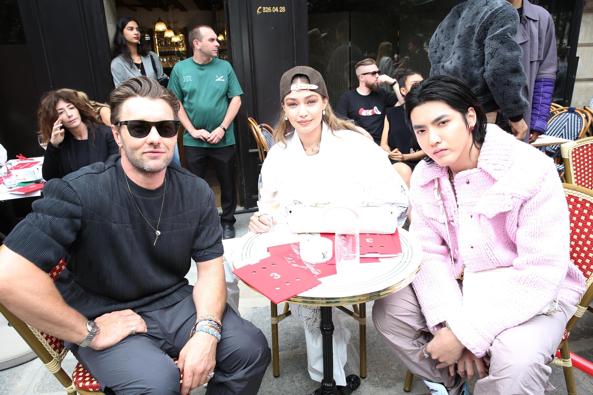 吳亦帆則與澳洲男演員Joel Edgerton、名模Gigi Hadid坐在頭排看秀。(LOUIS VUITTON提供)