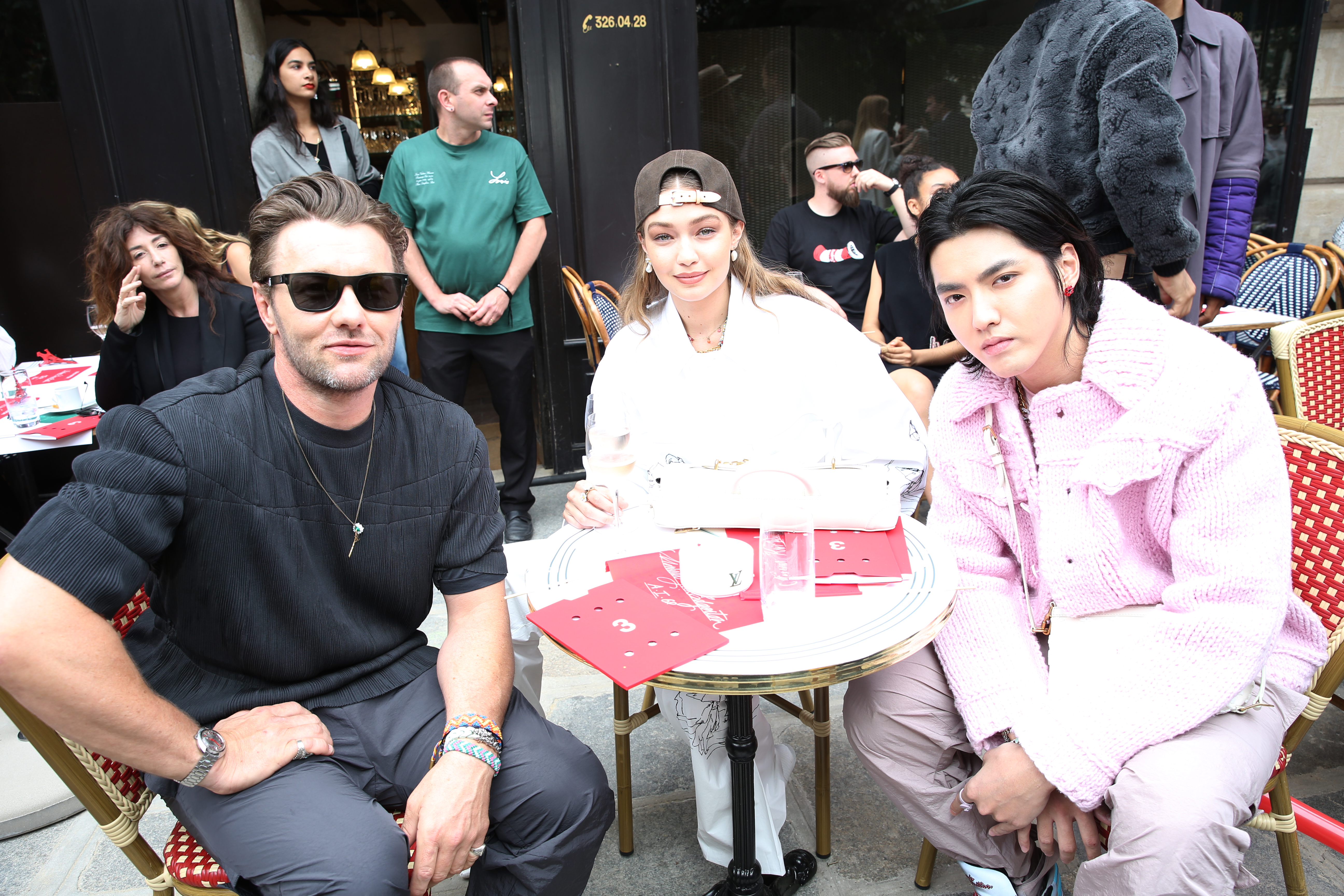 吳亦帆則與澳洲男演員Joel Edgerton、名模Gigi Hadid坐在頭排看秀。（LOUIS VUITTON提供）